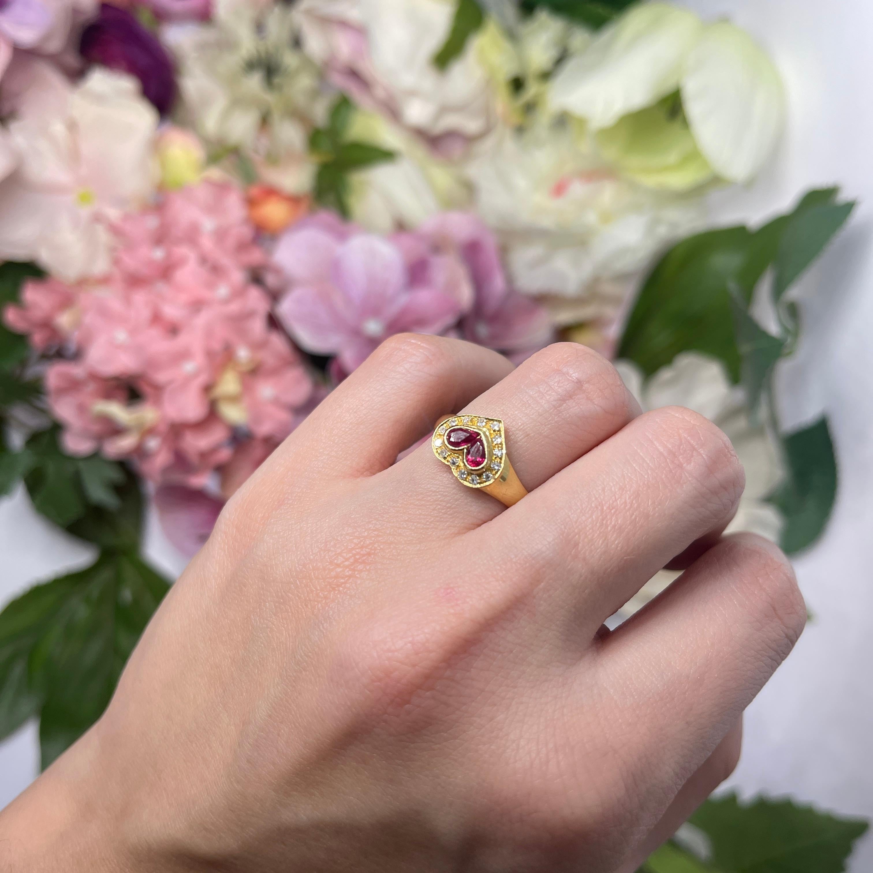 Bague en or jaune 18kt avec motif de cœur, gouttes de rubis et pavé de diamants  Descripti en vente 2