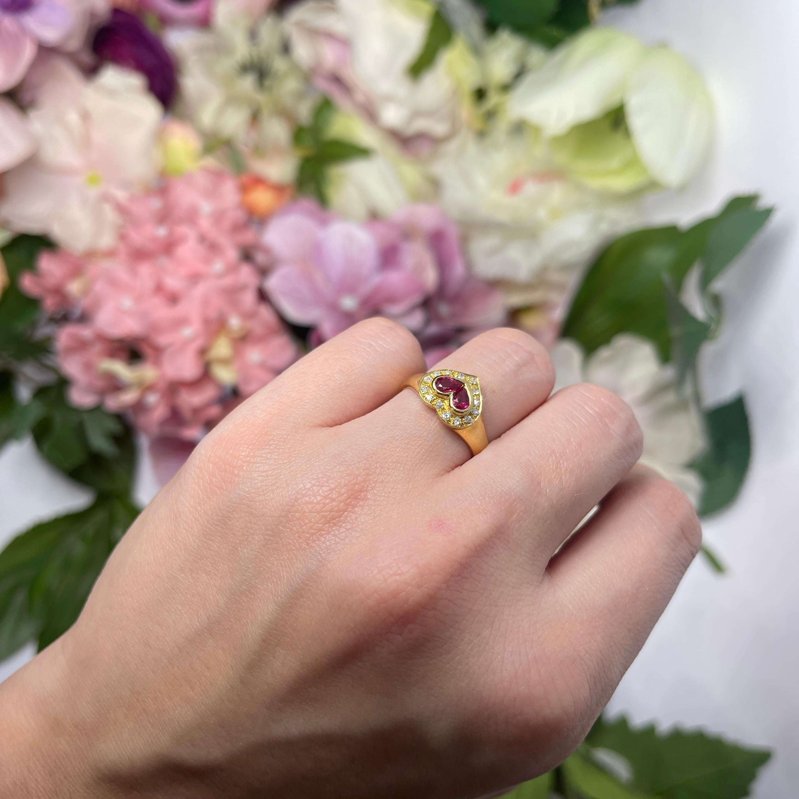 Bague en or jaune 18kt avec motif de cœur, gouttes de rubis et pavé de diamants  Descripti en vente 3