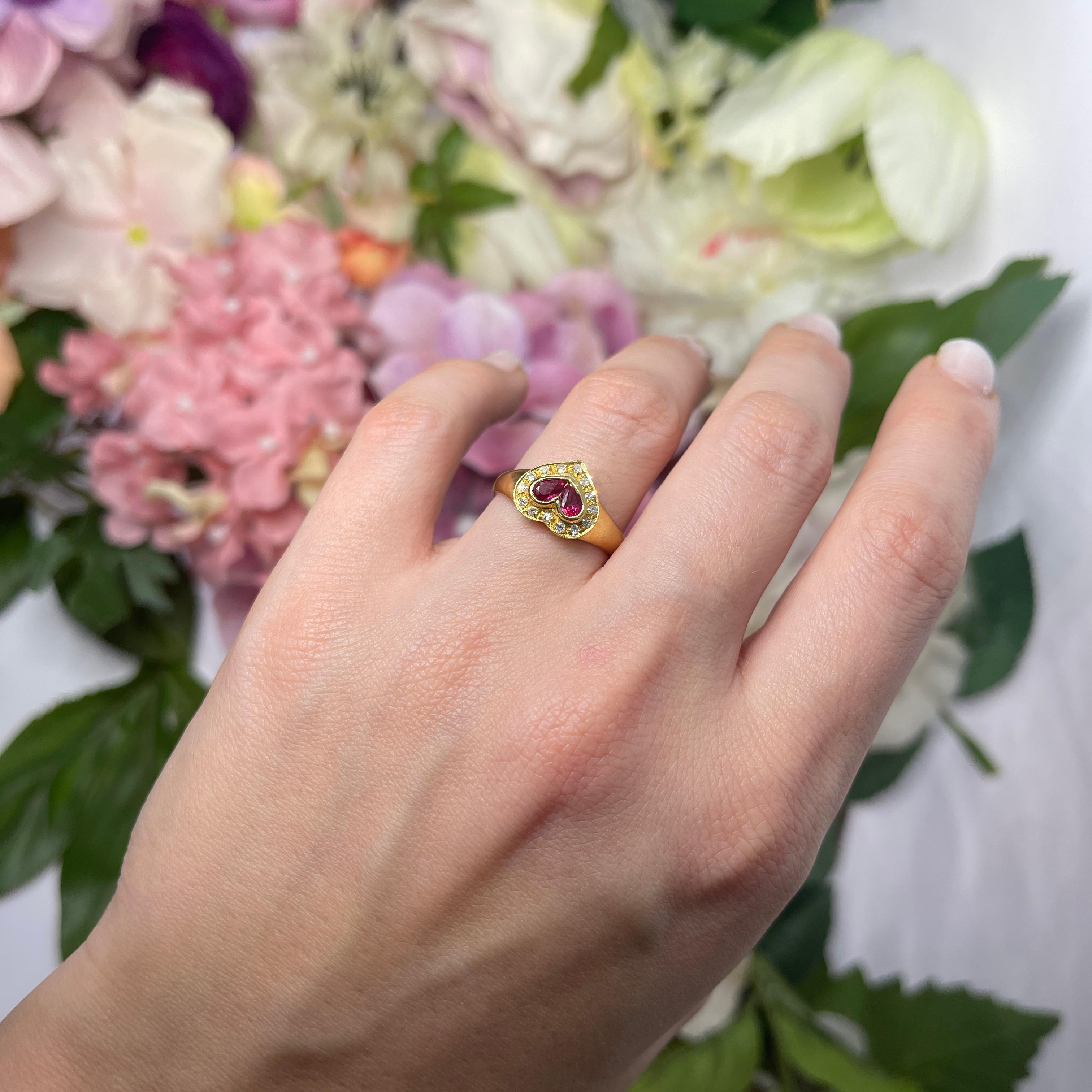 Bague en or jaune 18kt avec motif de cœur, gouttes de rubis et pavé de diamants  Descripti en vente 4