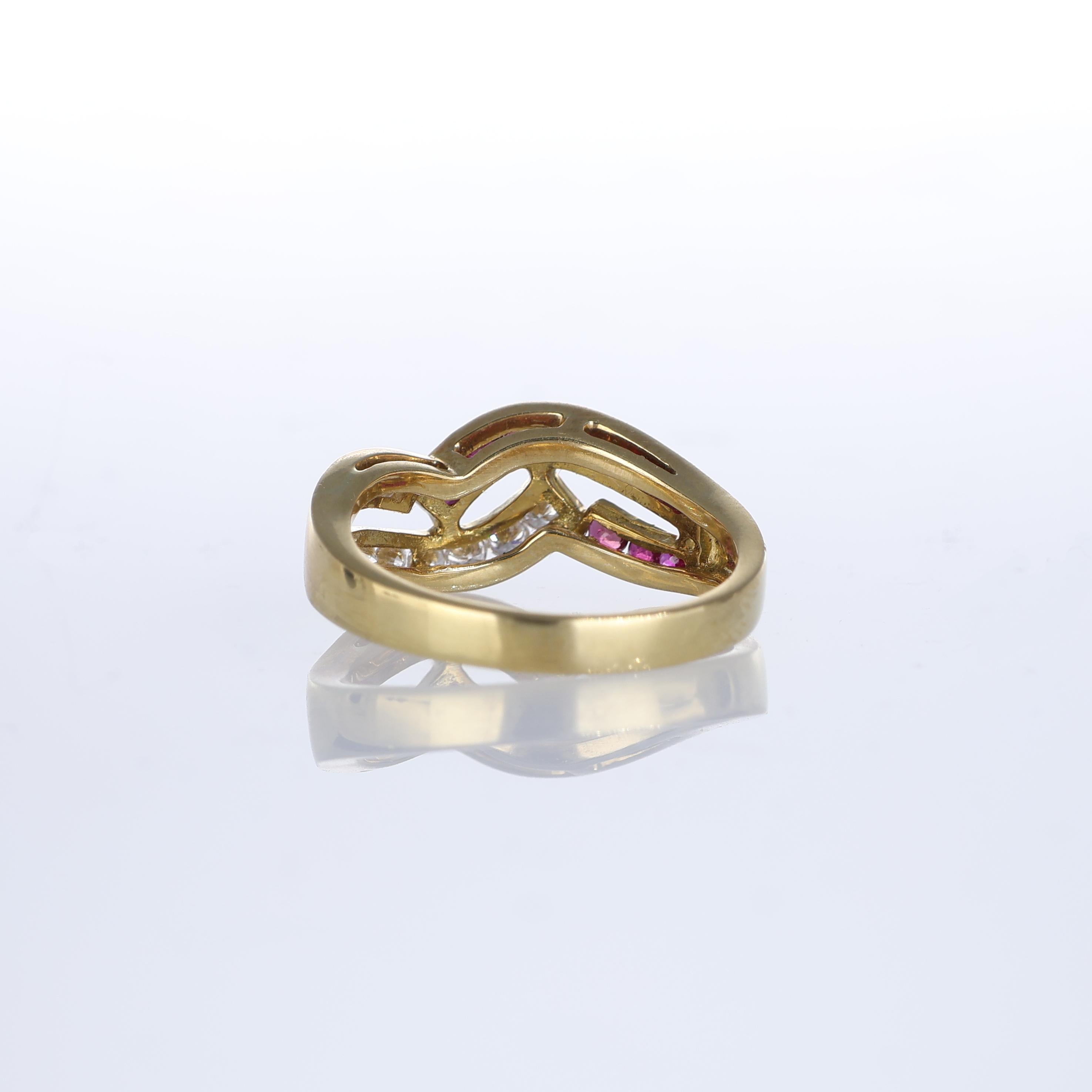Women's or Men's 18kt Yellow Gold Ring with Intertwined Rubies and Diamonds For Sale
