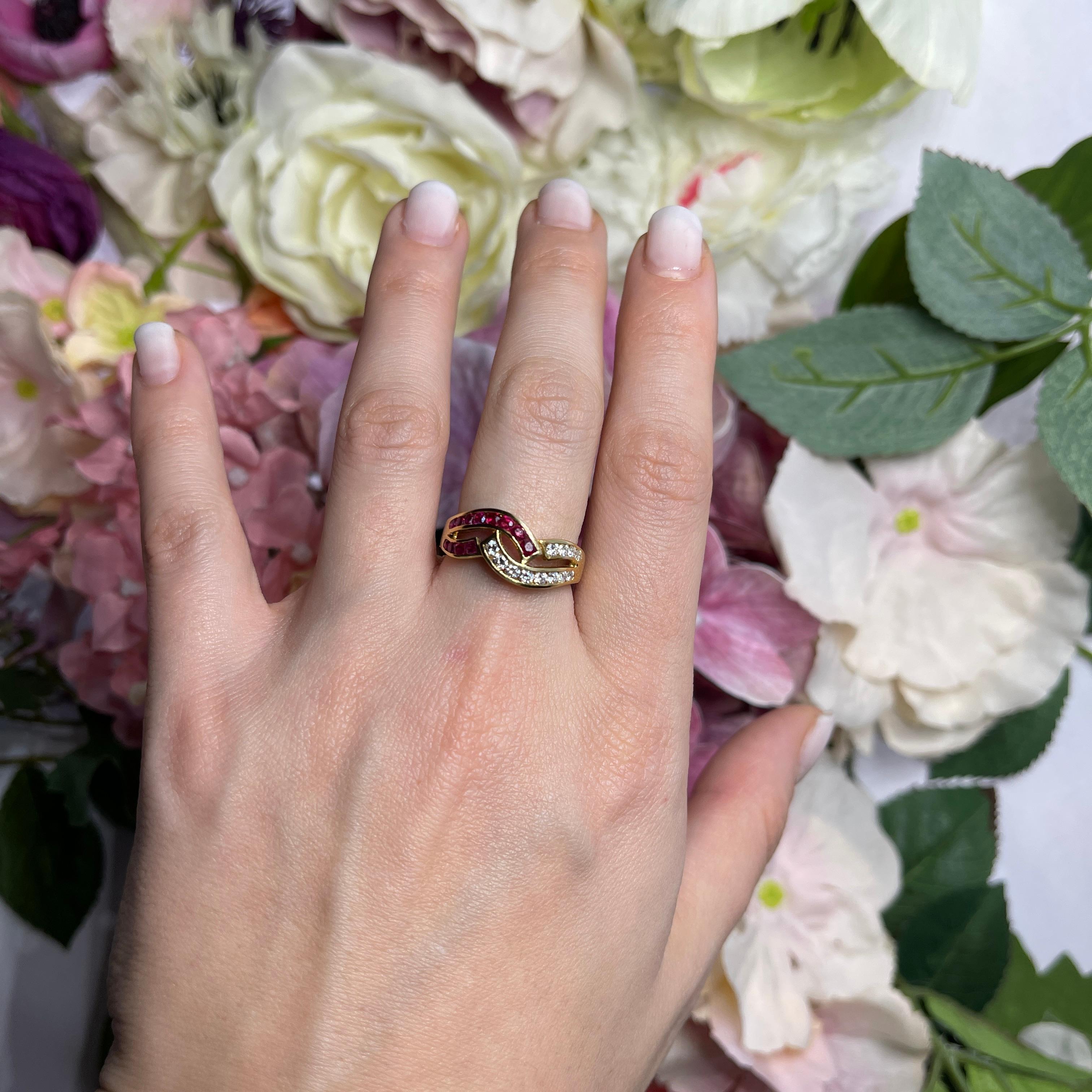 18kt Yellow Gold Ring with Intertwined Rubies and Diamonds For Sale 1
