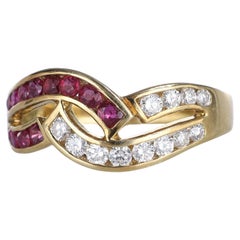 Anillo de oro amarillo de 18 quilates con rubíes y diamantes entrelazados