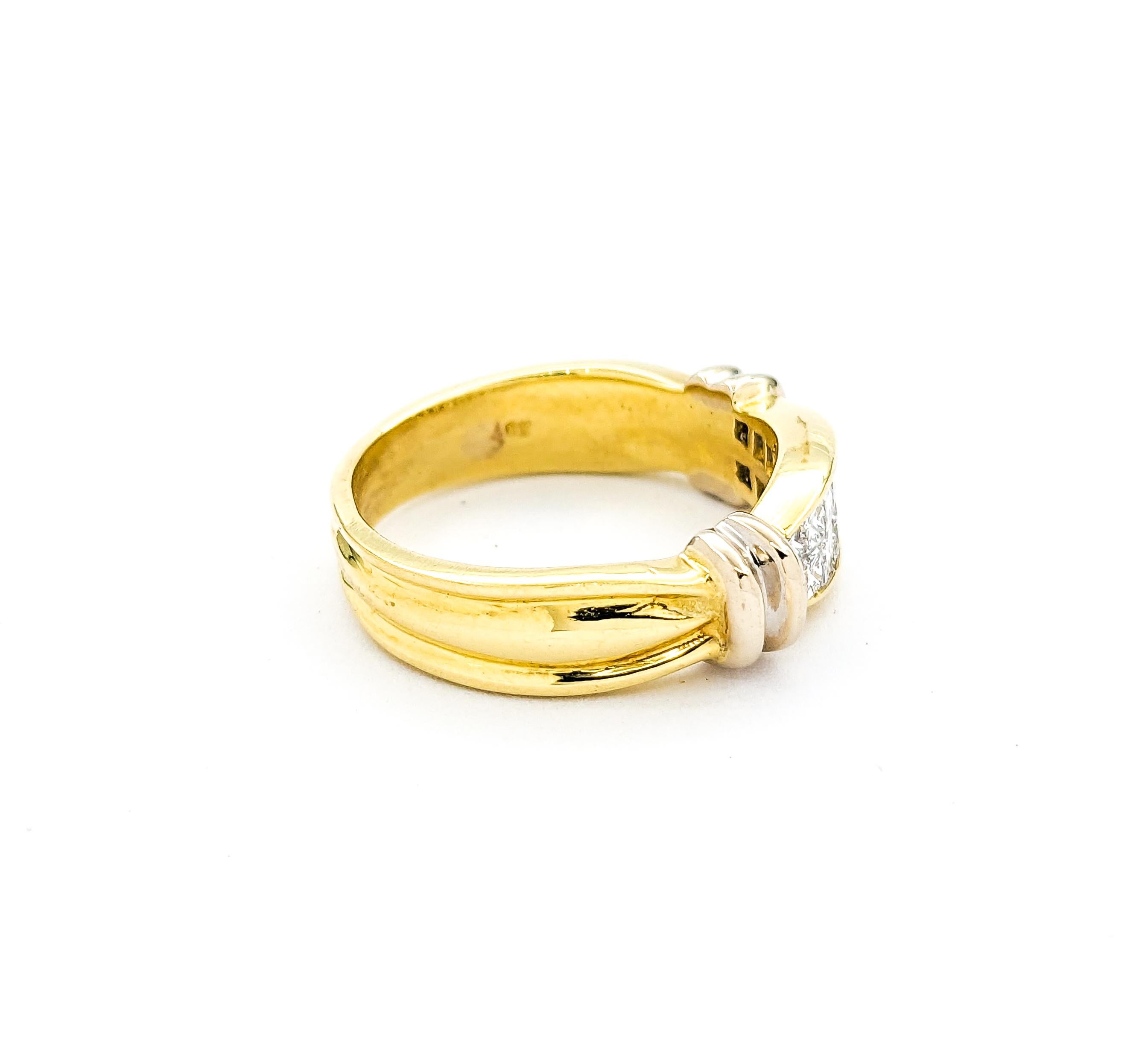 Bague en or jaune 18kt avec diamants sertis invisibles en vente 2