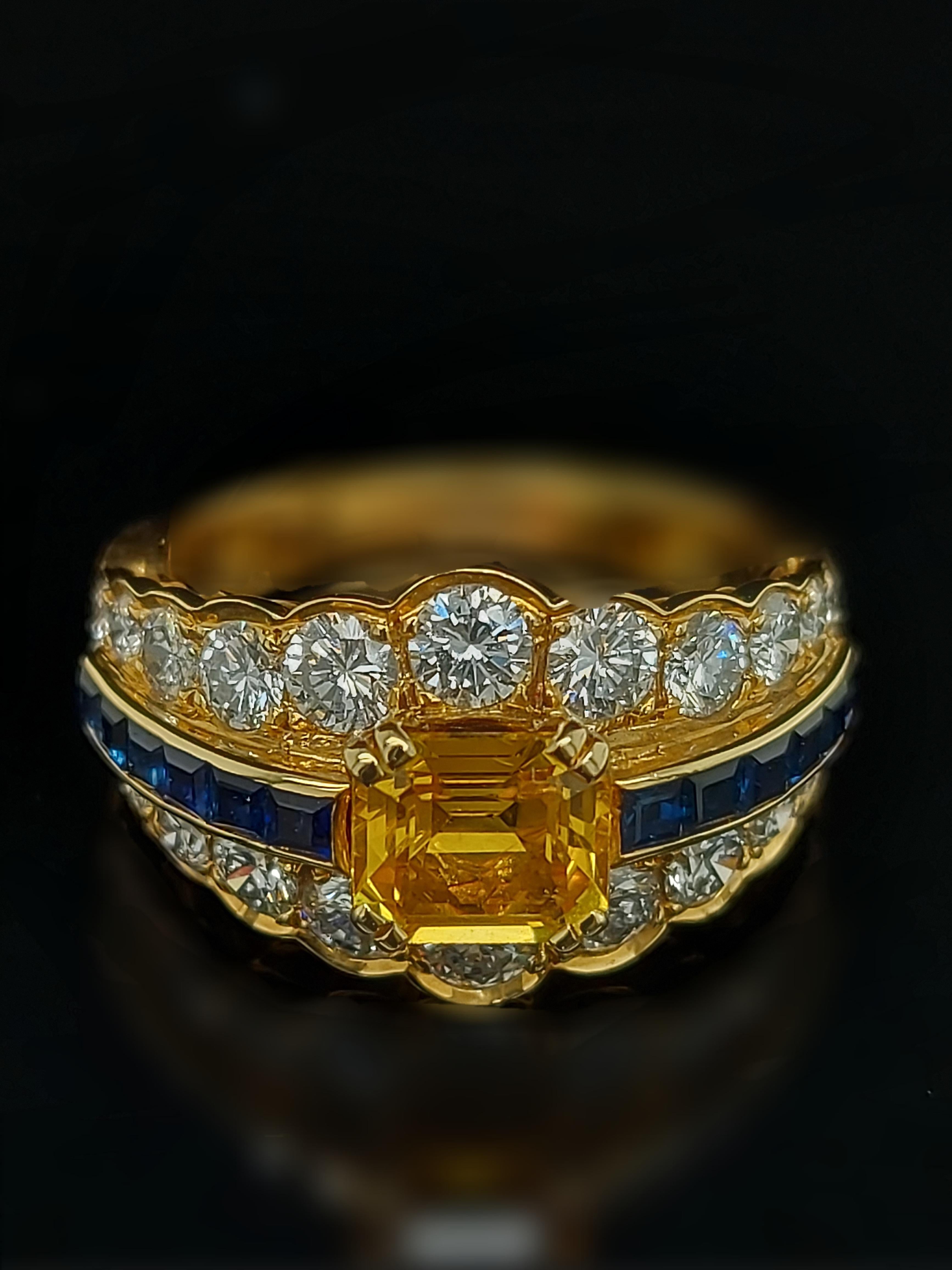 18 Karat Yellow Gold Ring with Large Yellow Sapphire Blue Sapphires and Diamonds In New Condition For Sale In Antwerp, BE