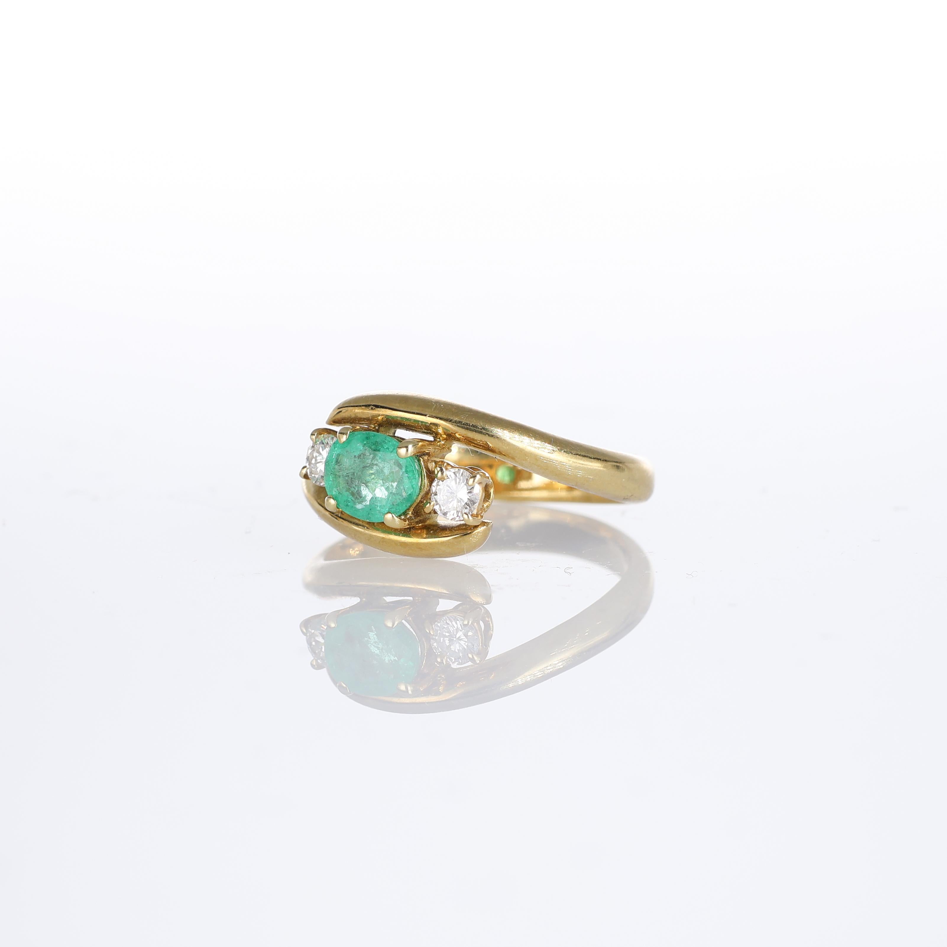18kt Yellow Gold Ring with Oval Emerald and Brilliant Diamonds In New Condition For Sale In Bergamo, BG