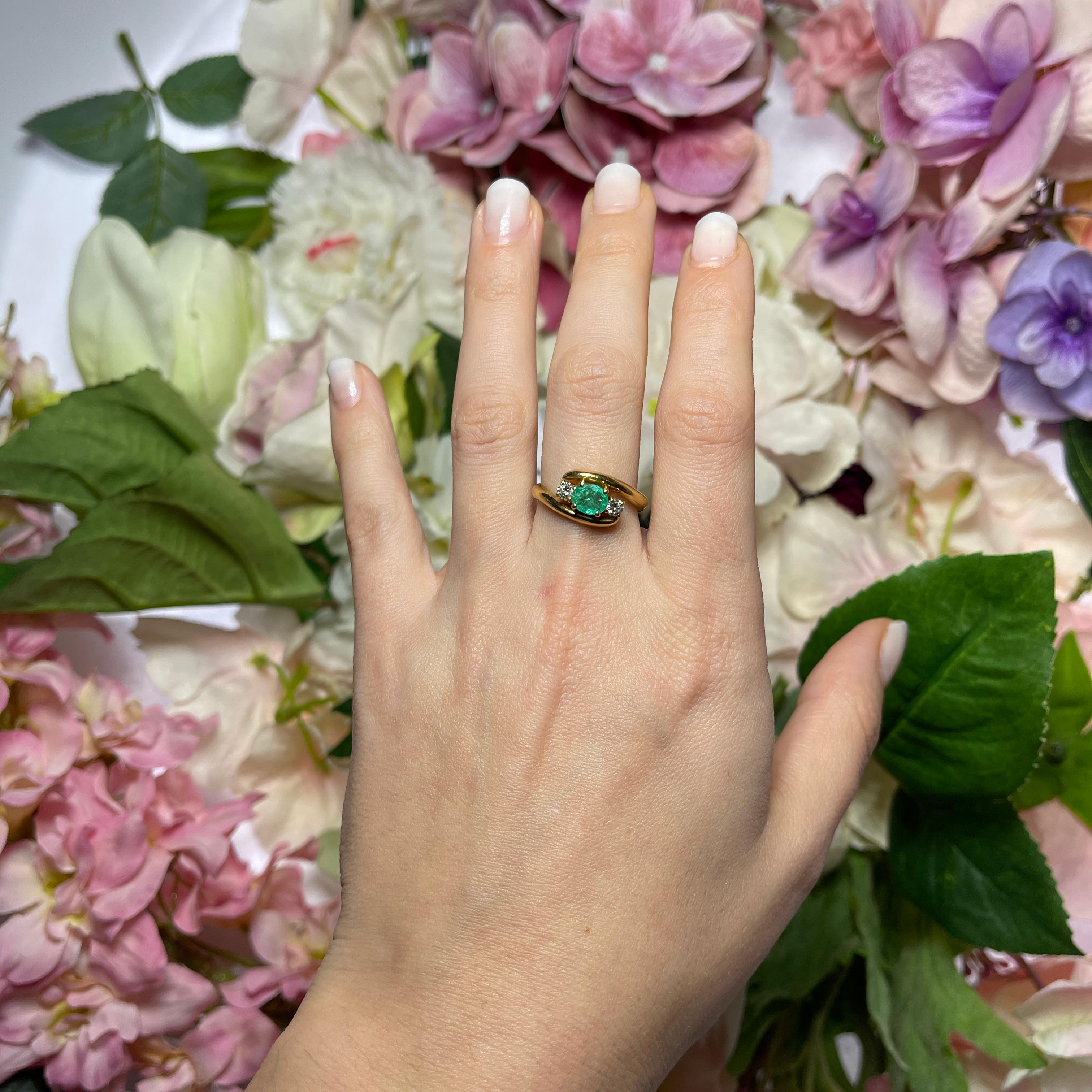 18kt Yellow Gold Ring with Oval Emerald and Brilliant Diamonds For Sale 1