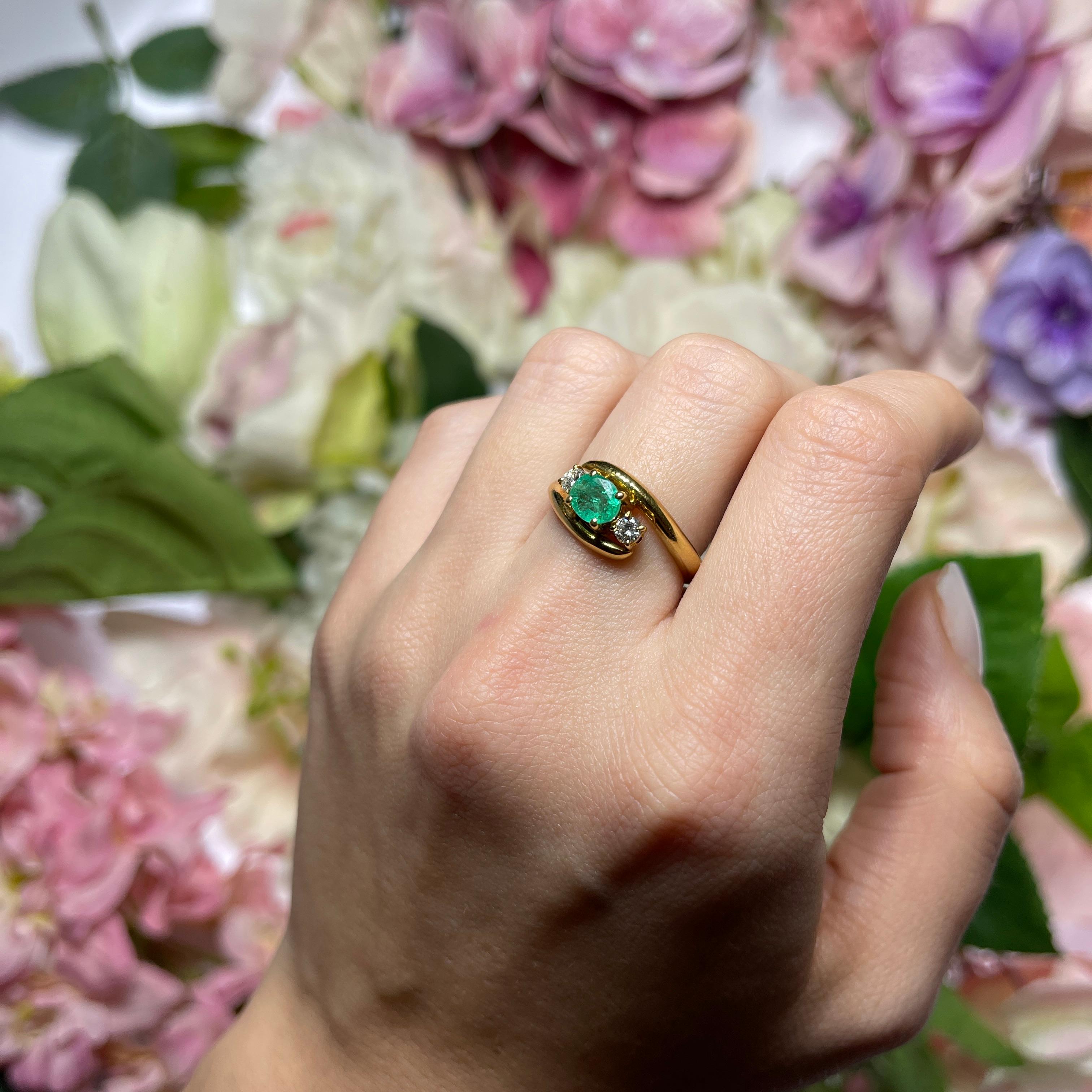 18kt Yellow Gold Ring with Oval Emerald and Brilliant Diamonds For Sale 2