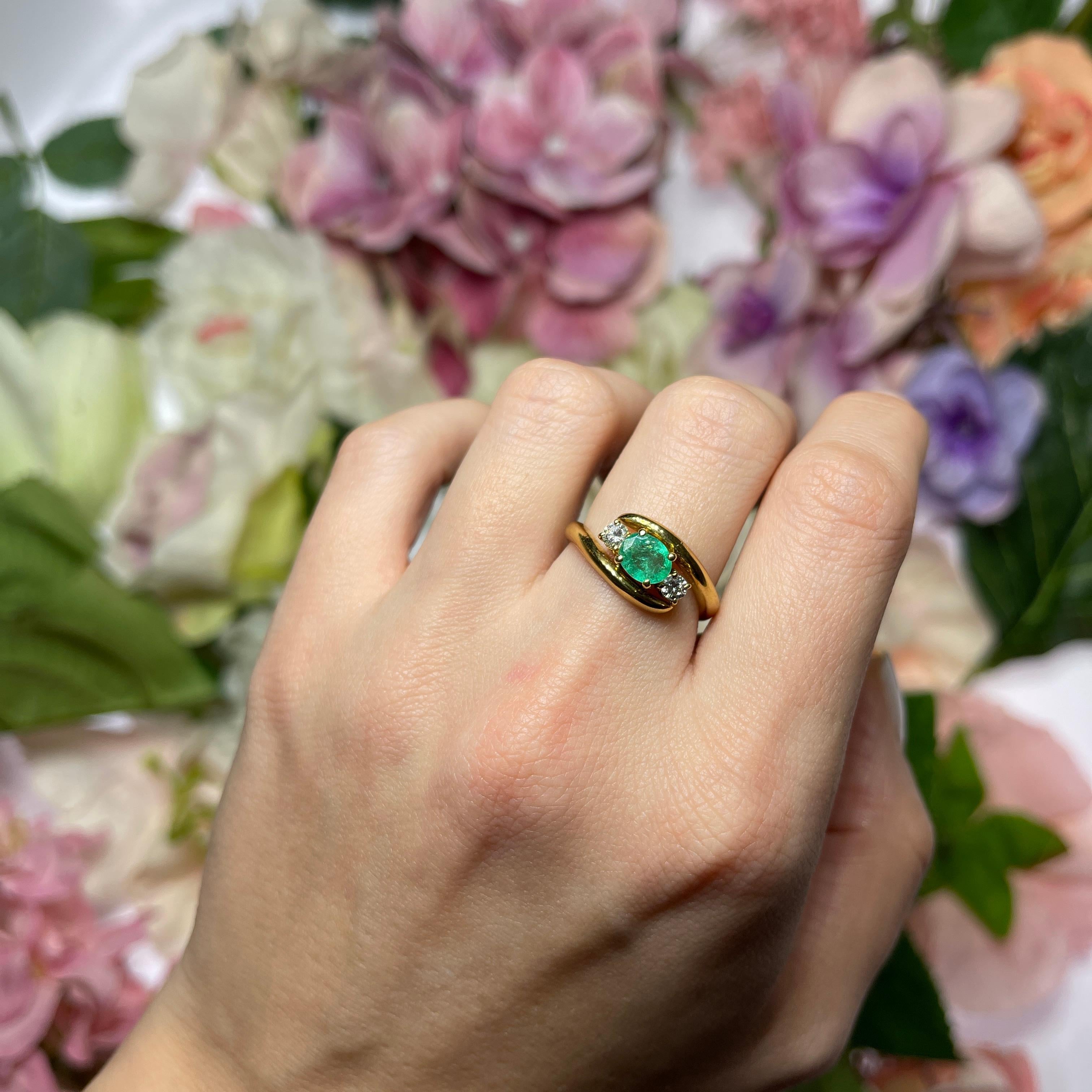 18kt Yellow Gold Ring with Oval Emerald and Brilliant Diamonds For Sale 3