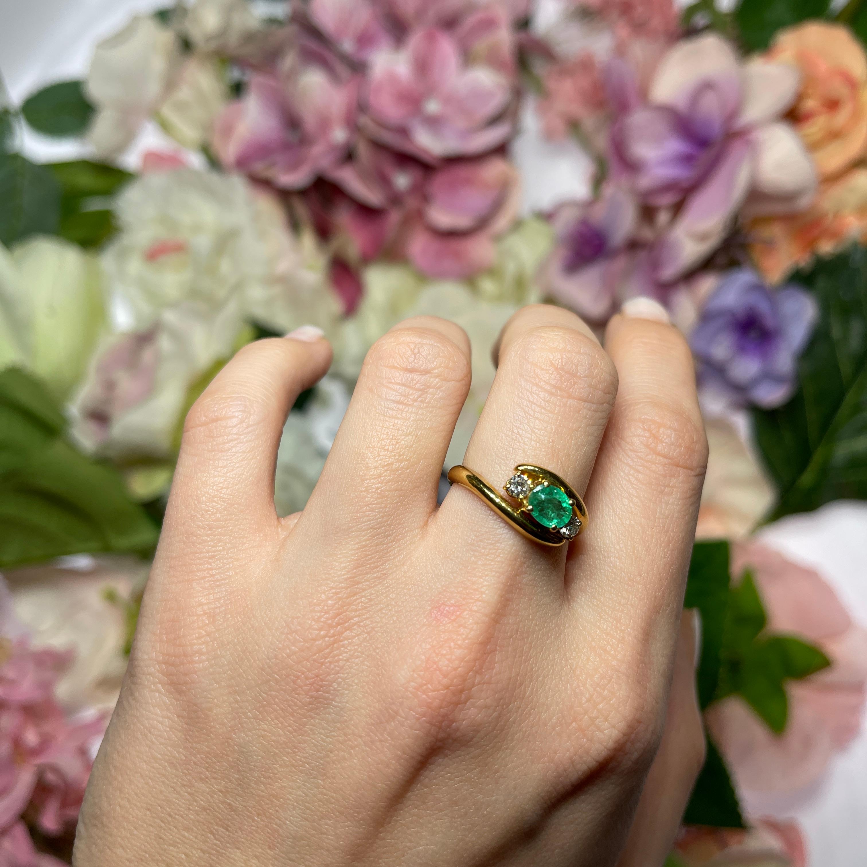 18kt Yellow Gold Ring with Oval Emerald and Brilliant Diamonds For Sale 4