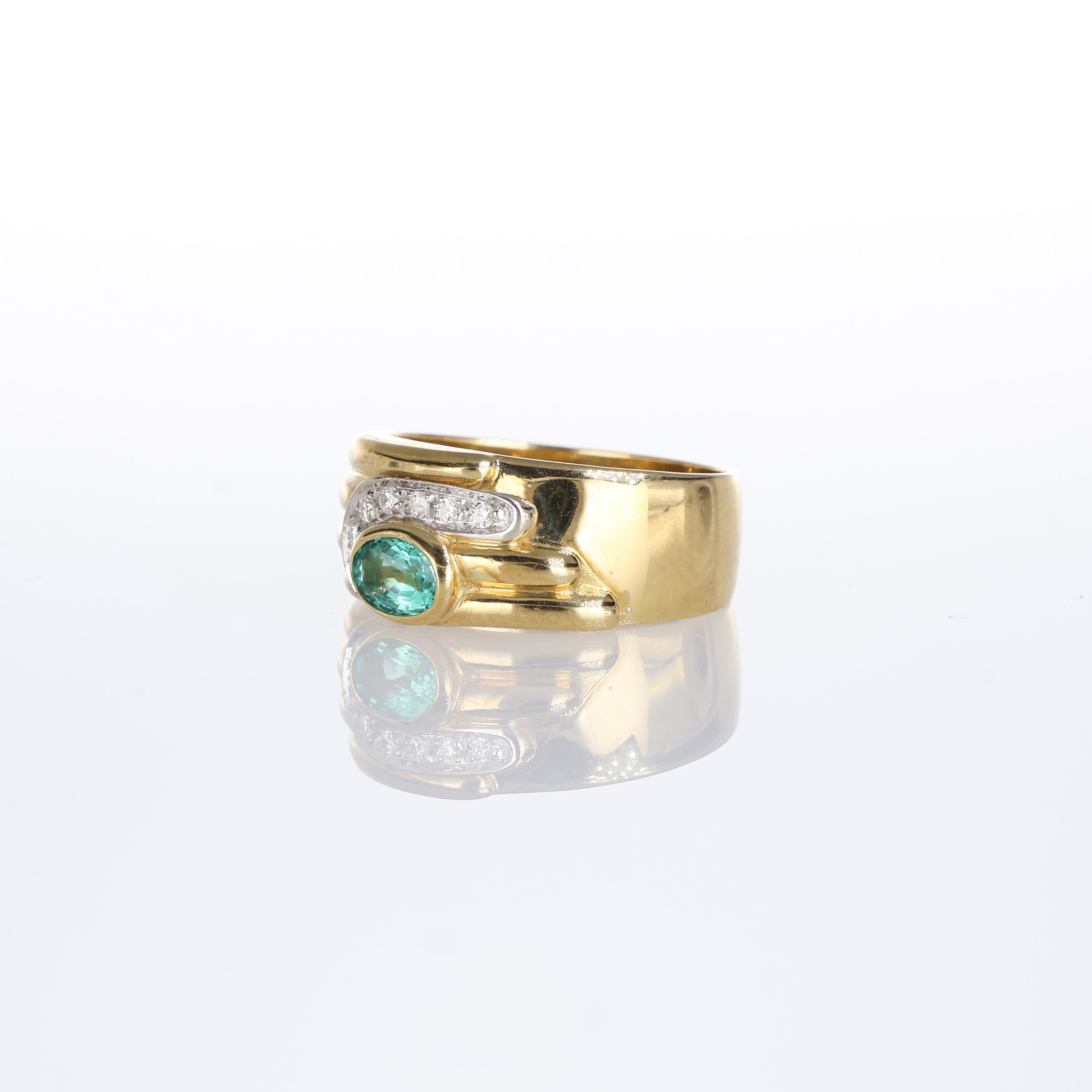 18kt Yellow Gold Ring with Oval Emerald and Pave Diamond Detail In New Condition For Sale In Bergamo, BG