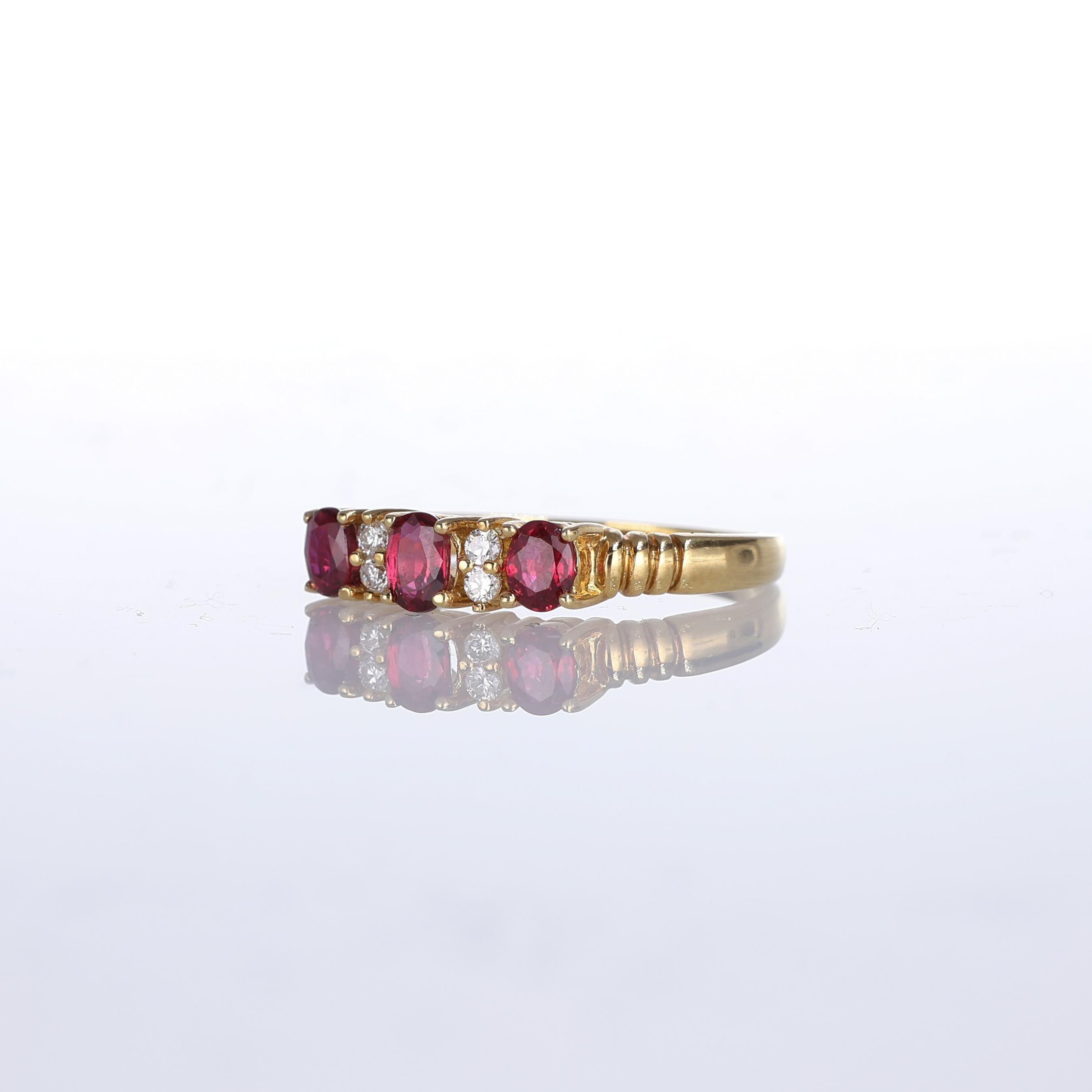 18kt Yellow Gold Ring with Oval Rubies and Diamonds In New Condition For Sale In Bergamo, BG