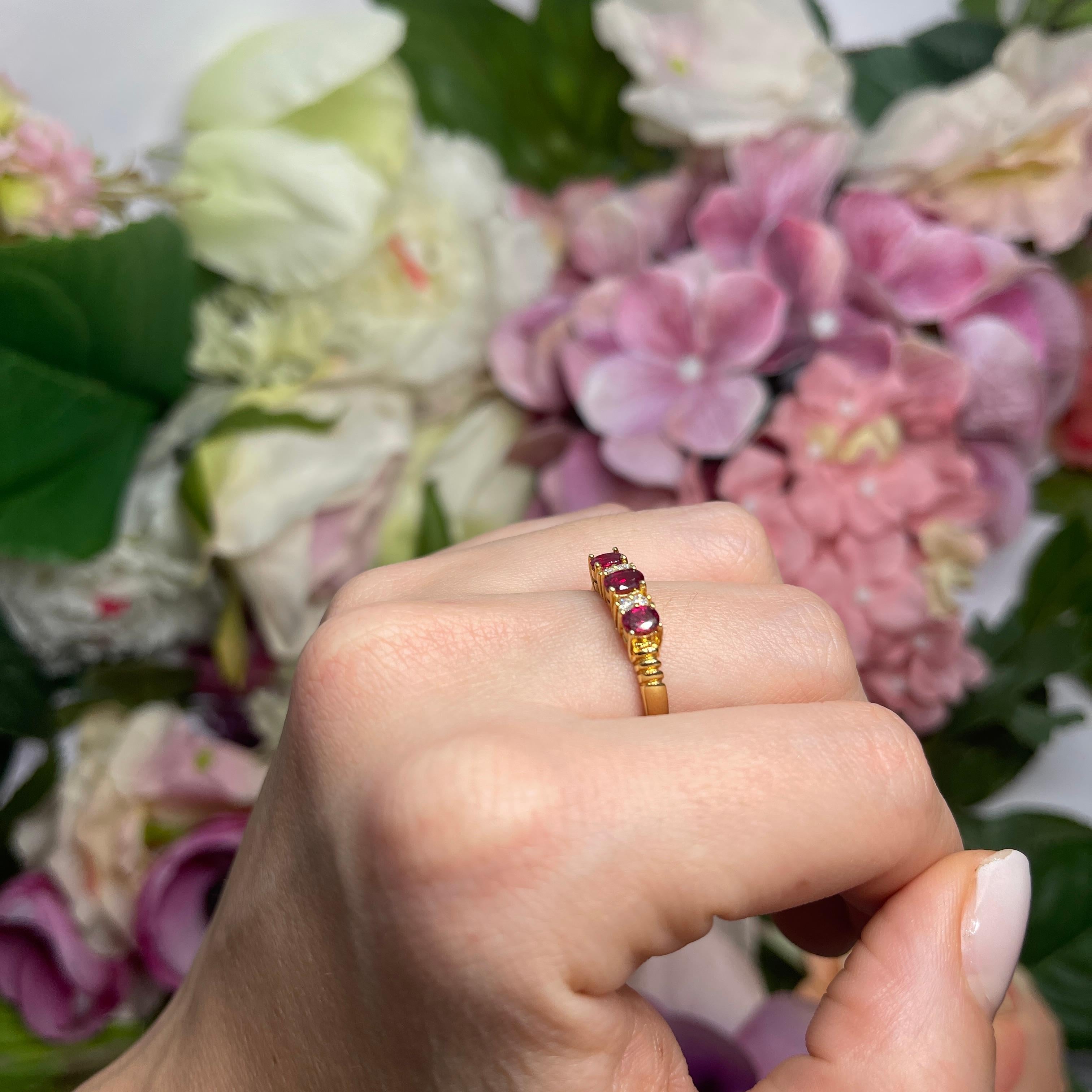 18kt Yellow Gold Ring with Oval Rubies and Diamonds For Sale 3