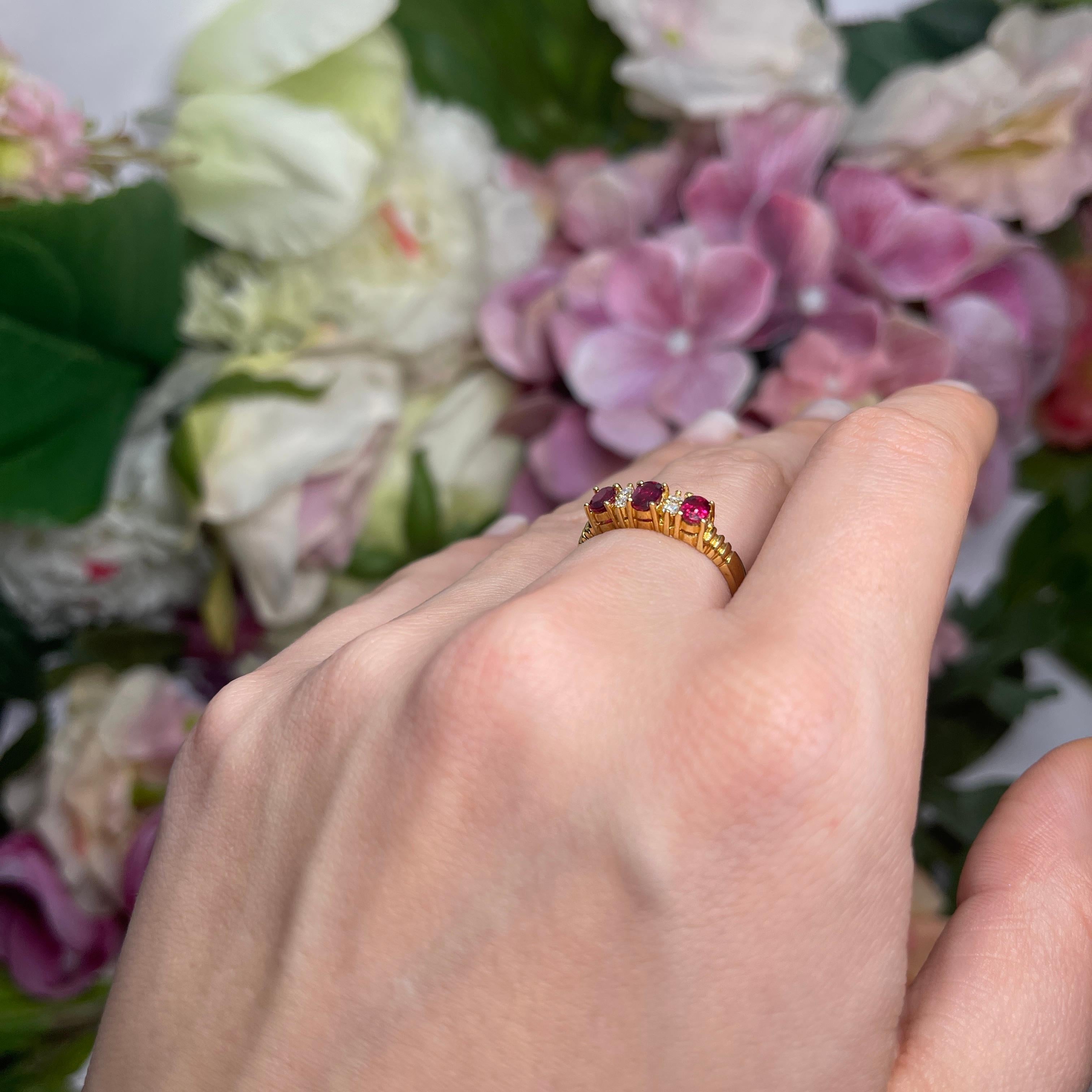 18kt Yellow Gold Ring with Oval Rubies and Diamonds For Sale 4