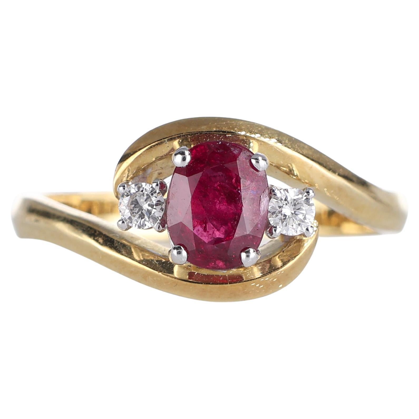 Anillo de oro amarillo de 18 quilates con rubí ovalado y detalles de diamantes