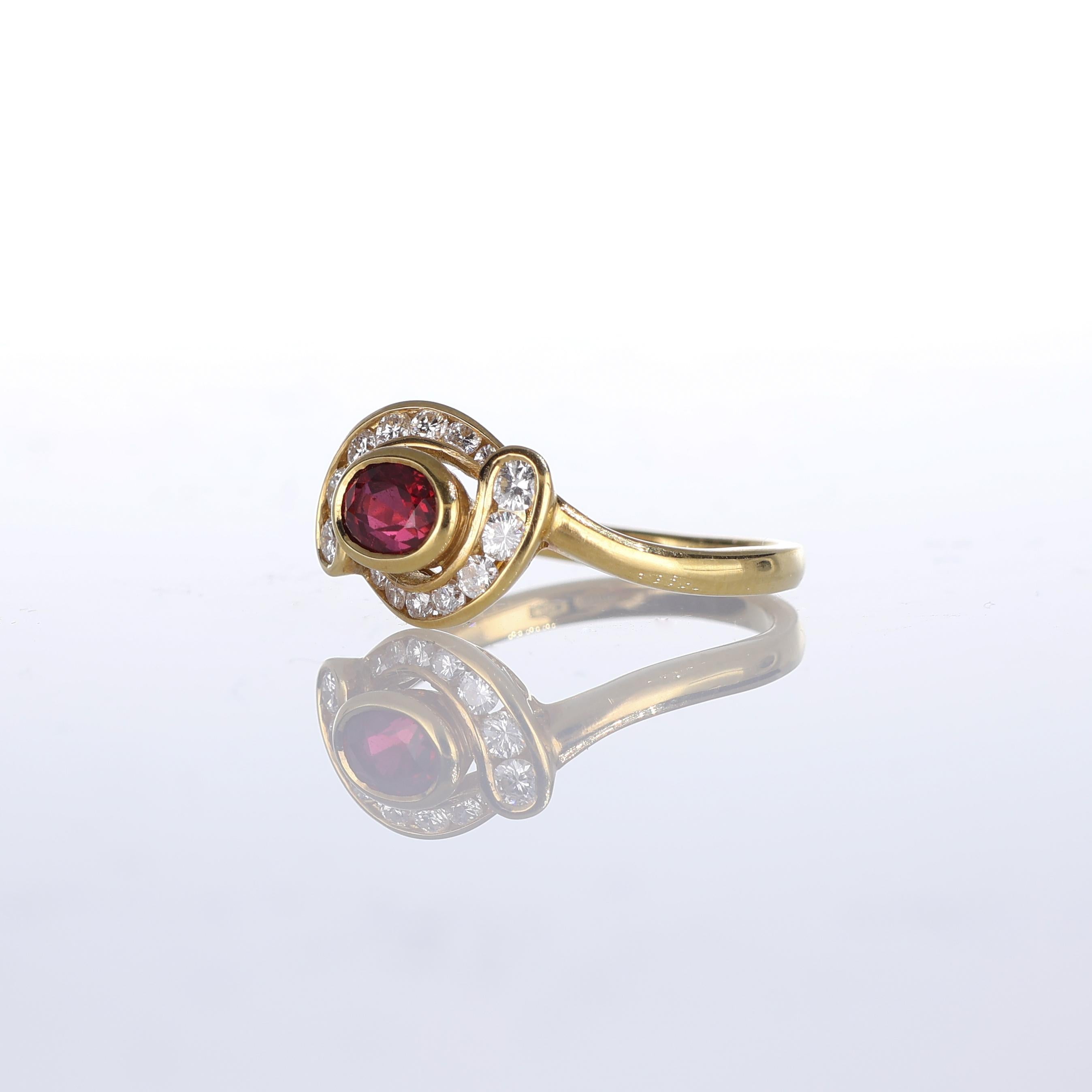 18kt Yellow Gold Ring with Oval Ruby and Diamond Pavé Scrolls In New Condition For Sale In Bergamo, BG