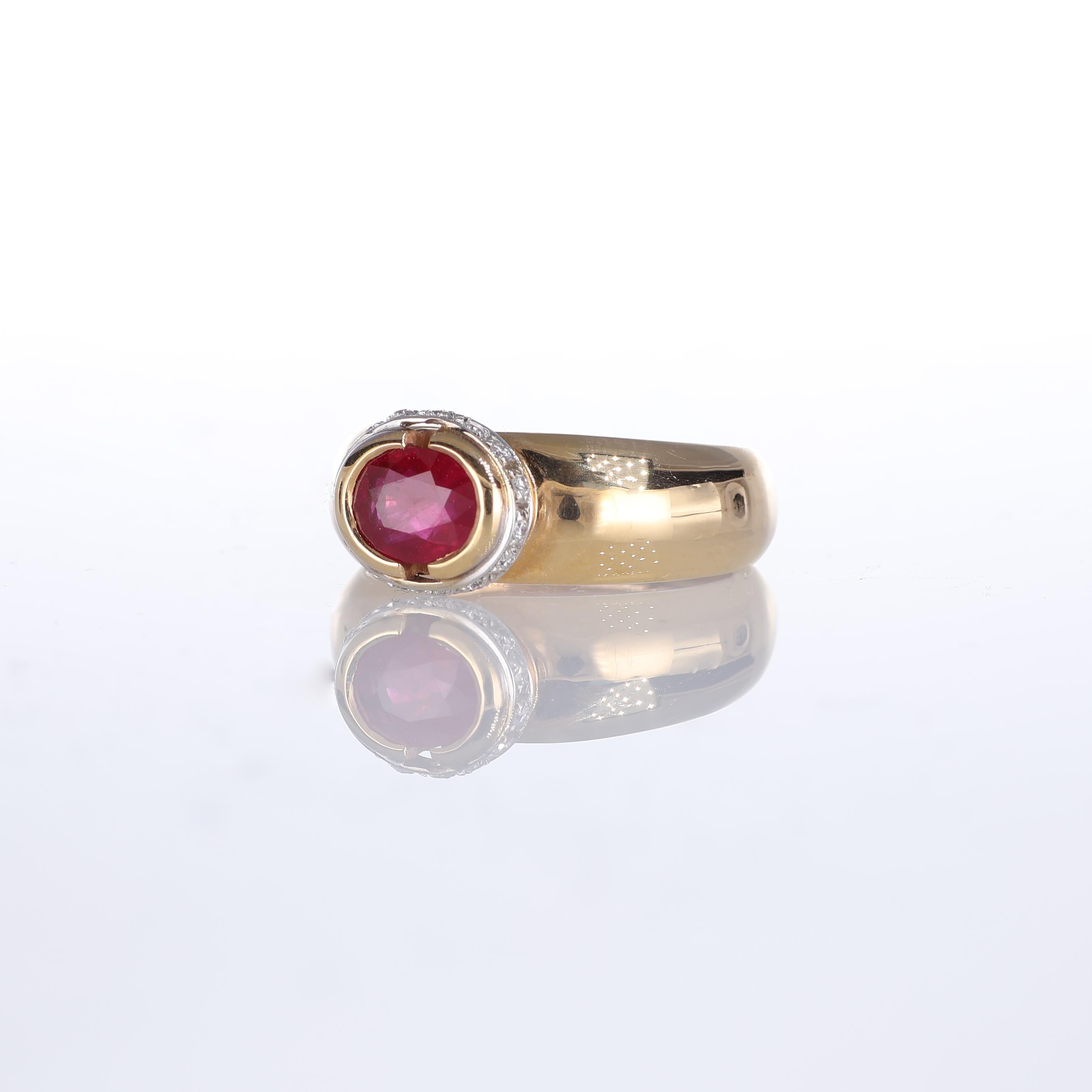 18kt Yellow Gold Ring with Oval Ruby and Diamonds In New Condition For Sale In Bergamo, BG