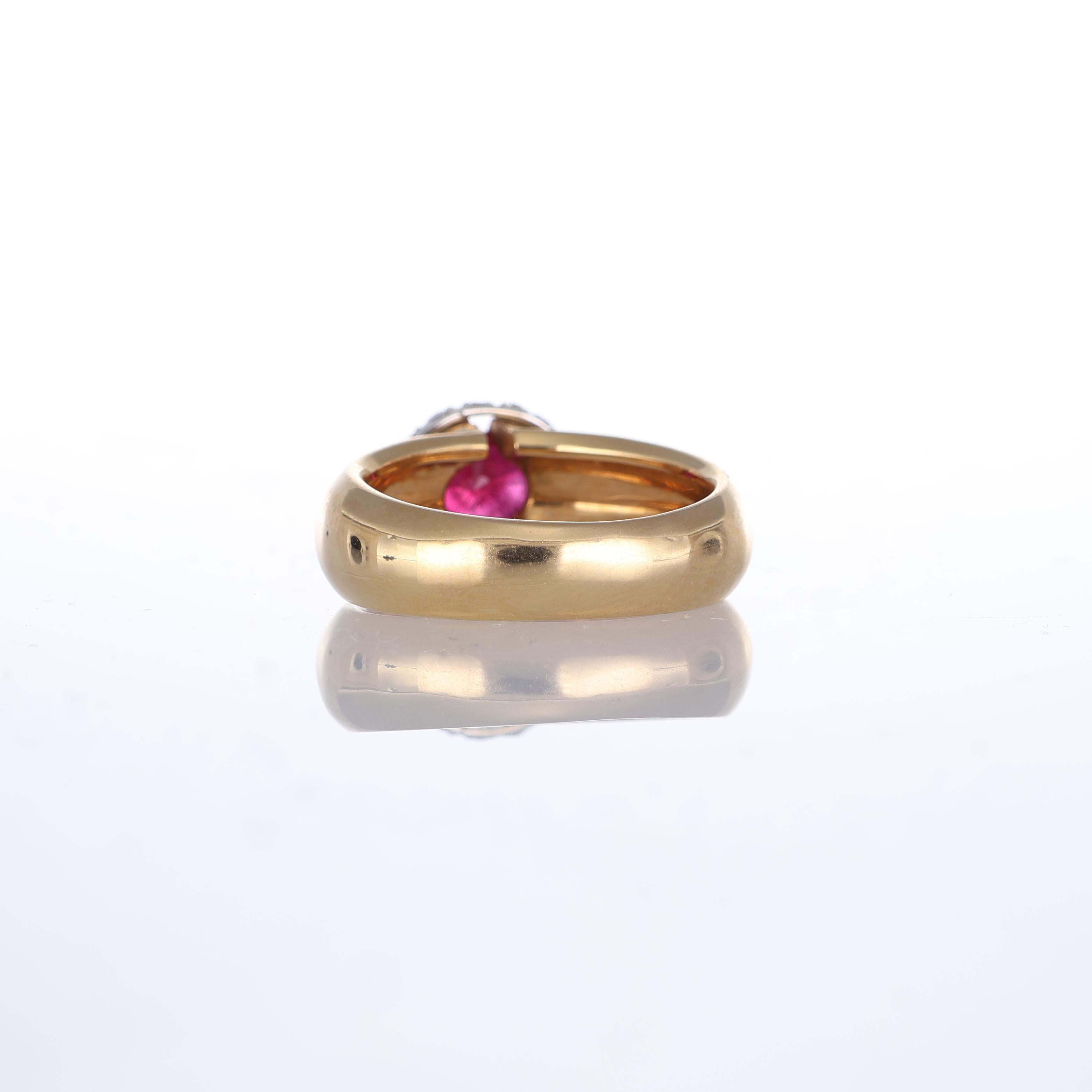 Women's or Men's 18kt Yellow Gold Ring with Oval Ruby and Diamonds For Sale