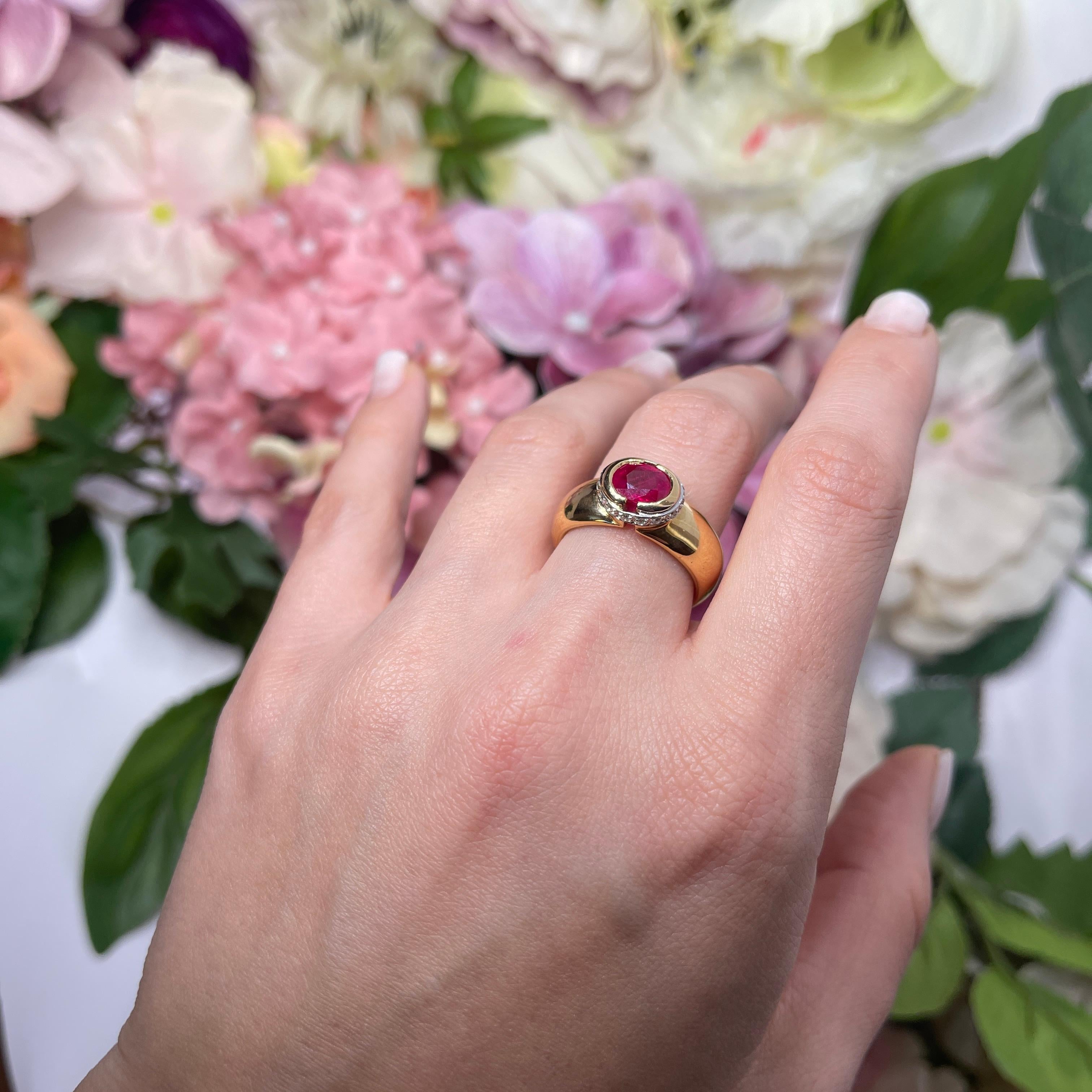18kt Yellow Gold Ring with Oval Ruby and Diamonds For Sale 2