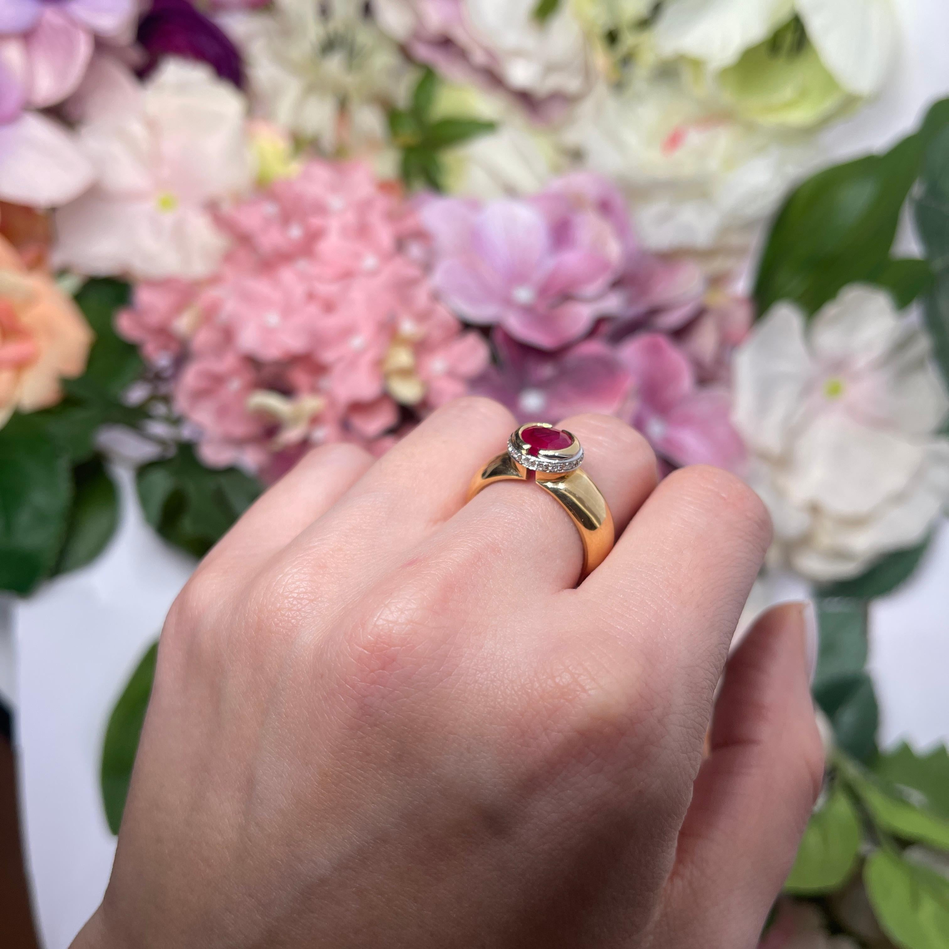 18kt Yellow Gold Ring with Oval Ruby and Diamonds For Sale 3