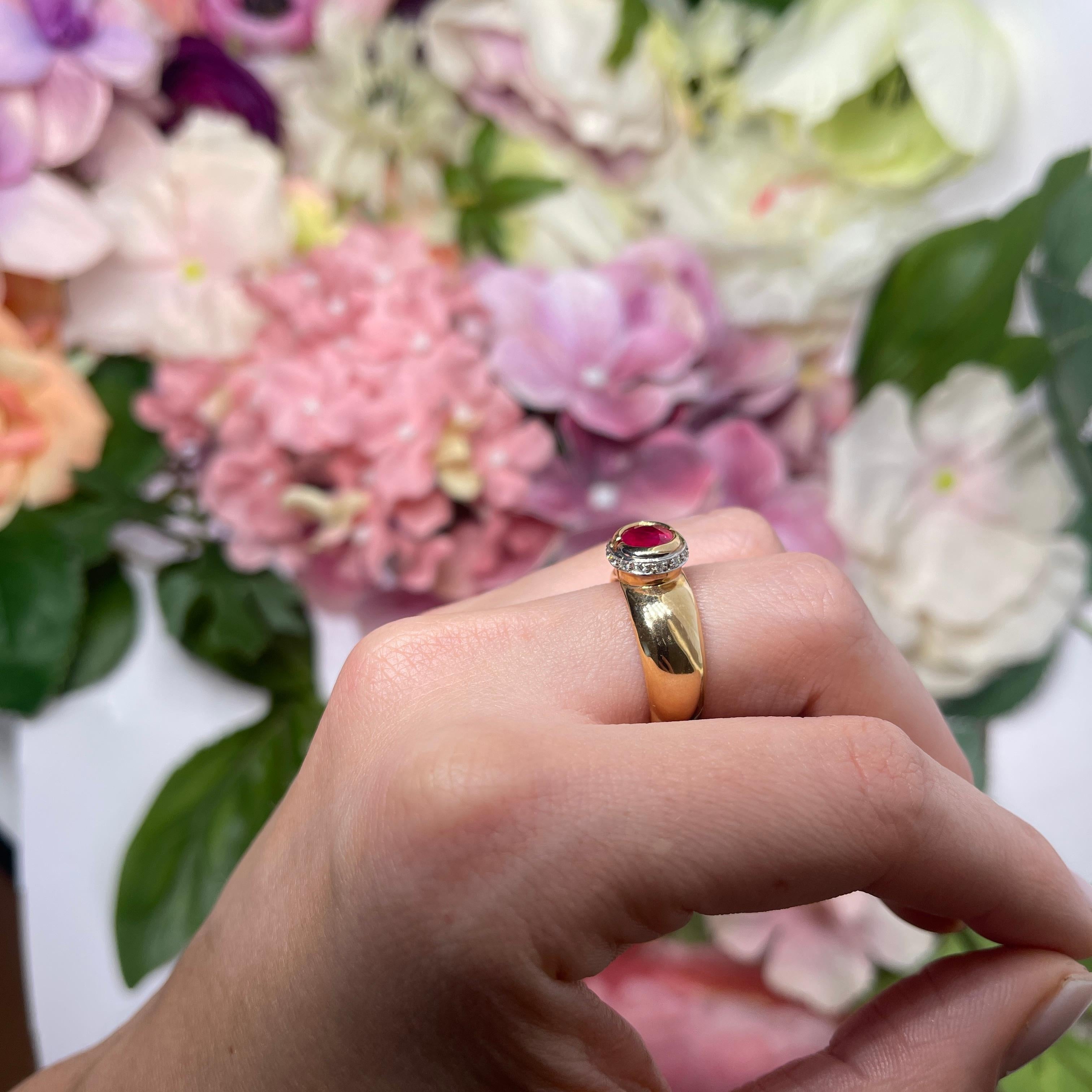 18kt Yellow Gold Ring with Oval Ruby and Diamonds For Sale 4