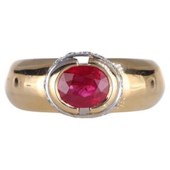18kt Yellow Gold Ring with Oval Ruby and Diamonds