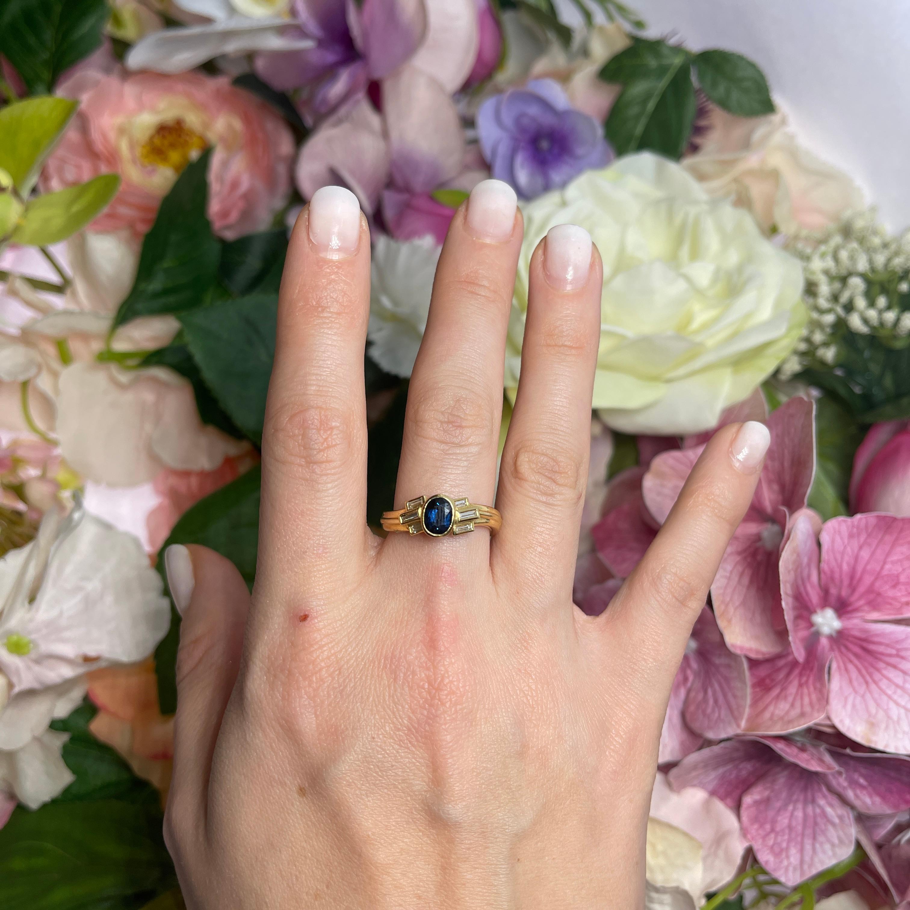 18kt Yellow Gold Ring with Oval Sapphire and Baguette-Cut Diamonds For Sale 5