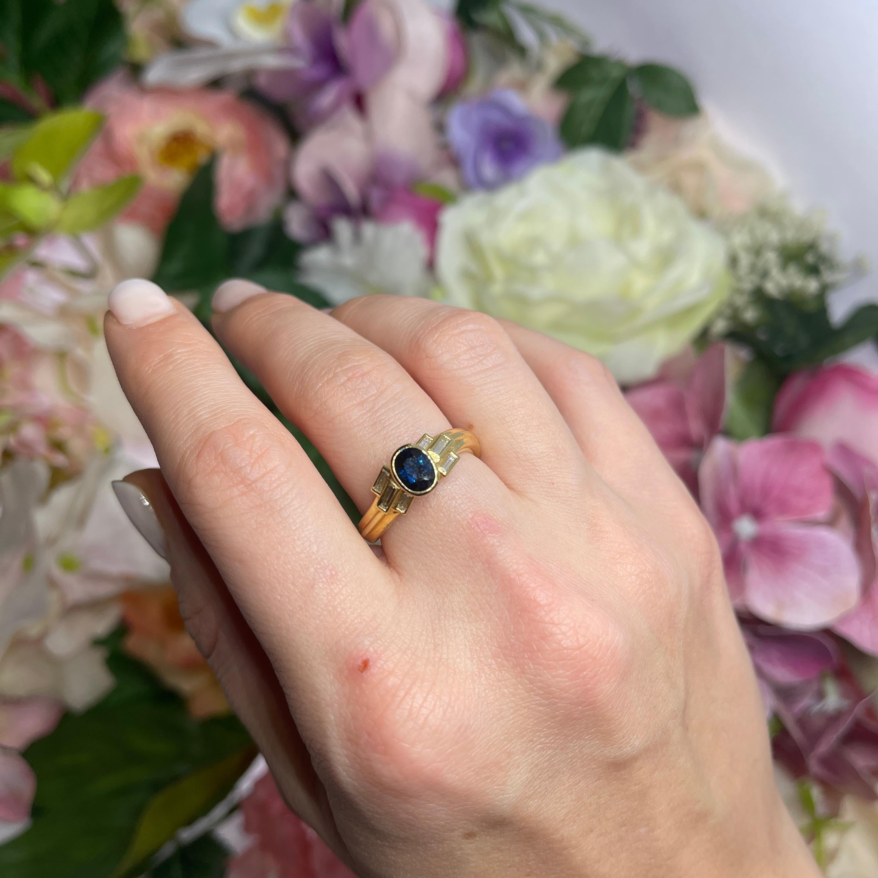 18kt Yellow Gold Ring with Oval Sapphire and Baguette-Cut Diamonds For Sale 7