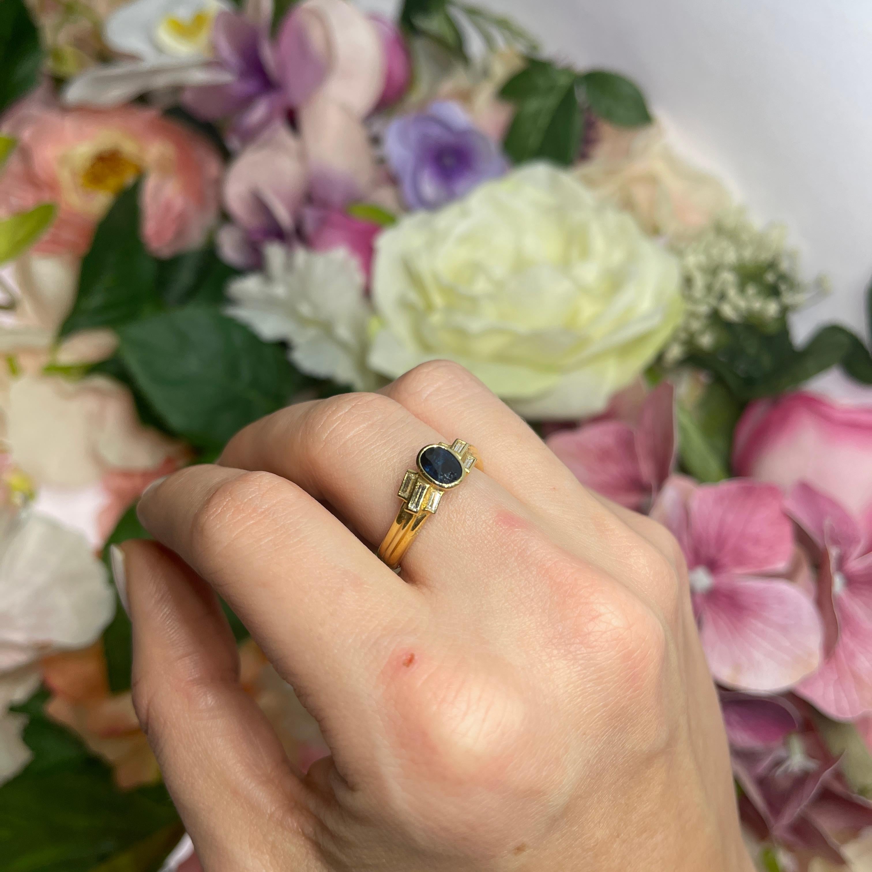 18kt Yellow Gold Ring with Oval Sapphire and Baguette-Cut Diamonds For Sale 8