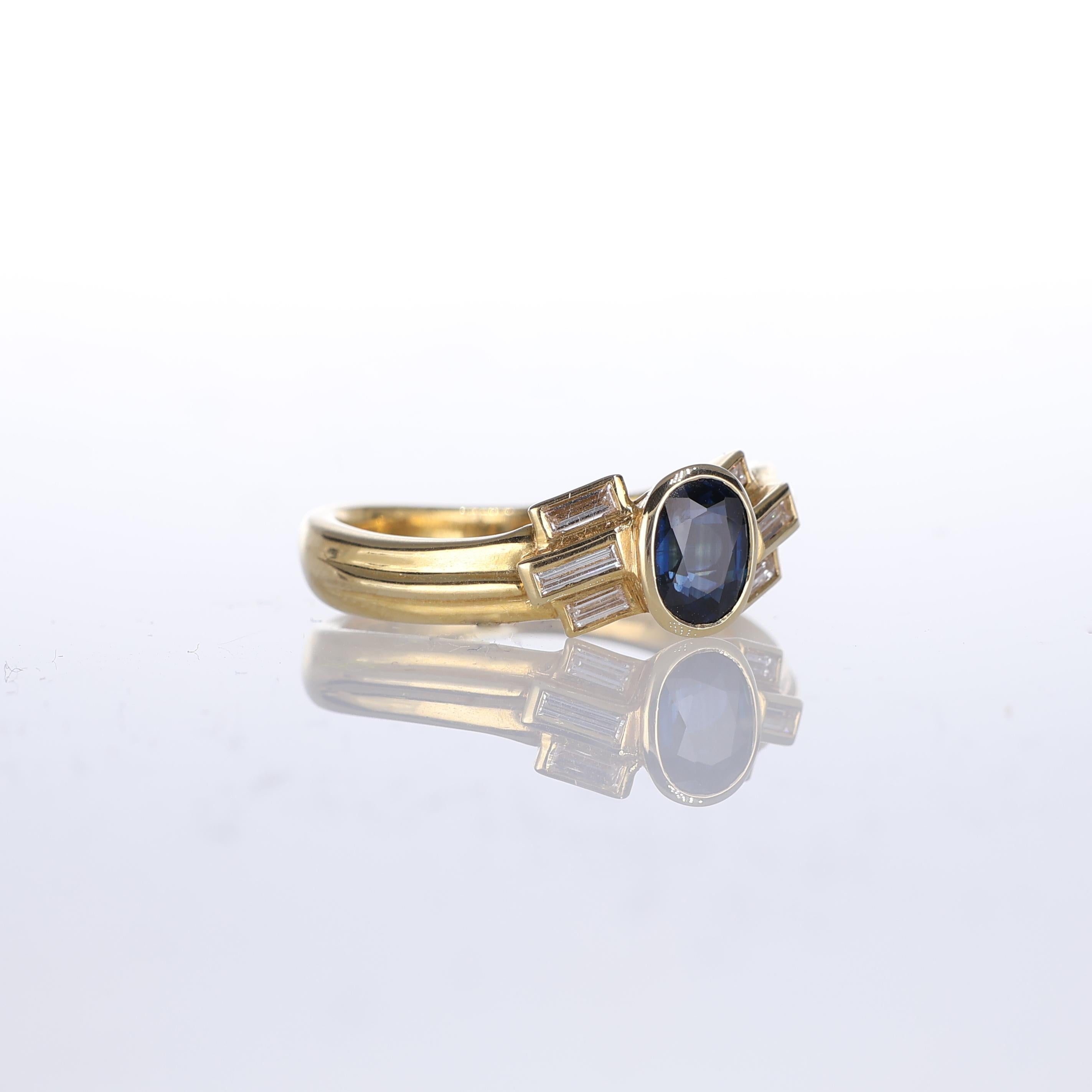 Brilliant Cut 18kt Yellow Gold Ring with Oval Sapphire and Baguette-Cut Diamonds For Sale