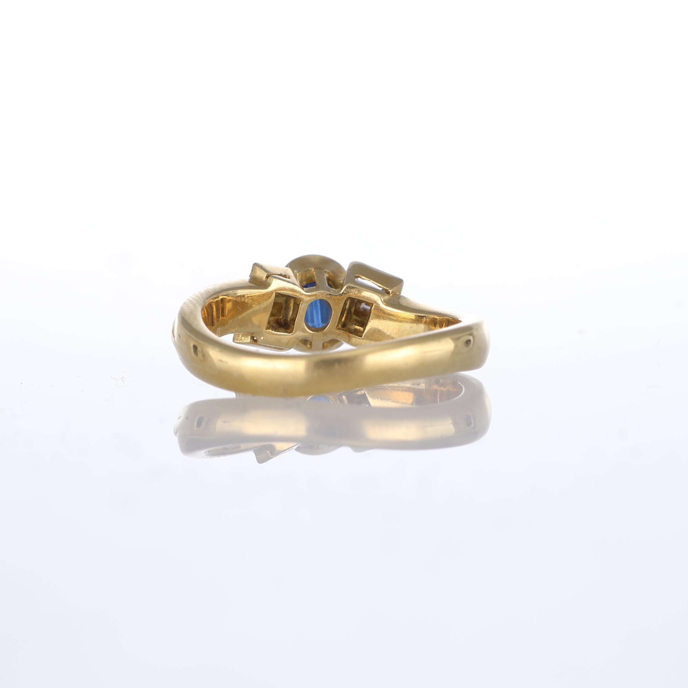 Women's or Men's 18kt Yellow Gold Ring with Oval Sapphire and Baguette-Cut Diamonds For Sale