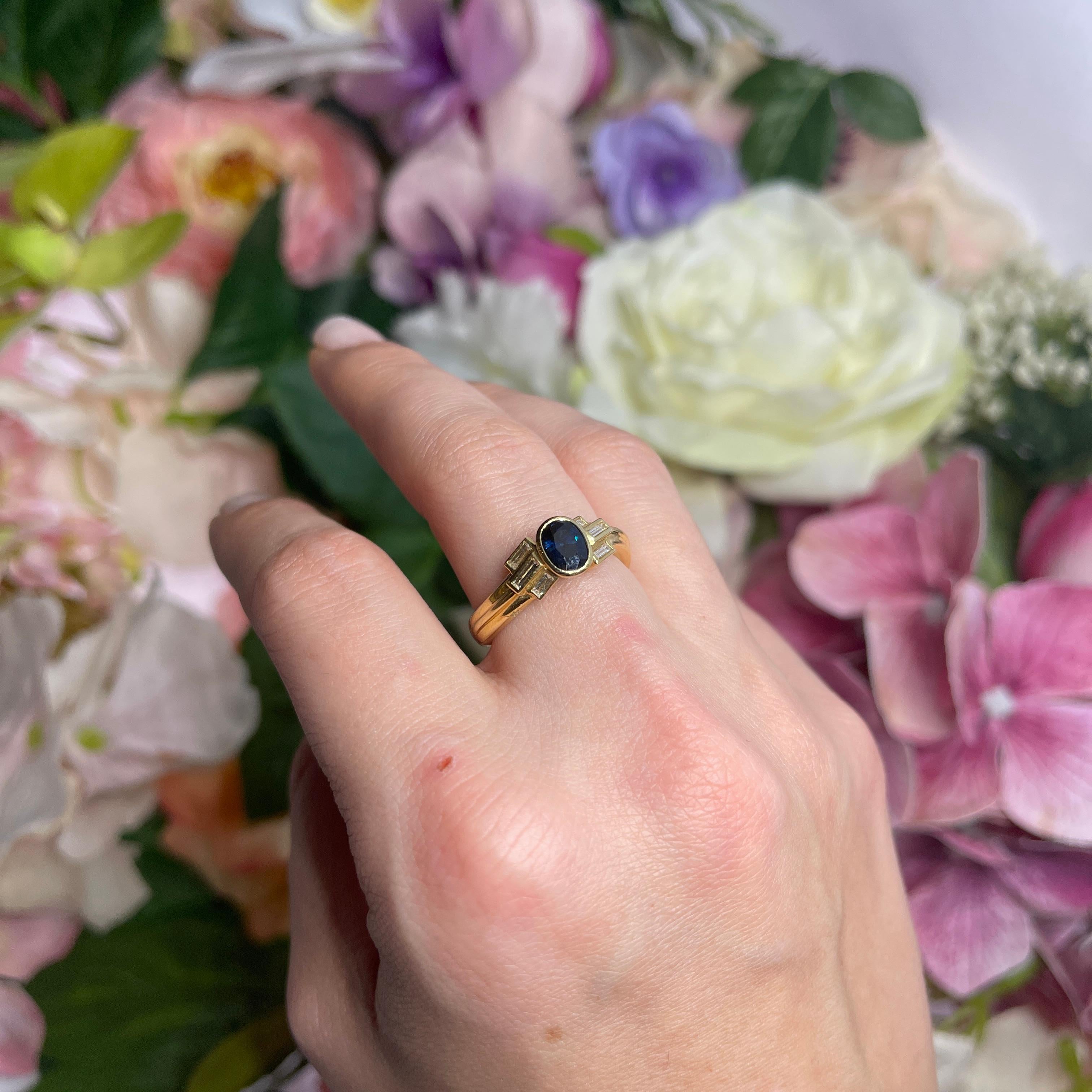 18kt Yellow Gold Ring with Oval Sapphire and Baguette-Cut Diamonds For Sale 2