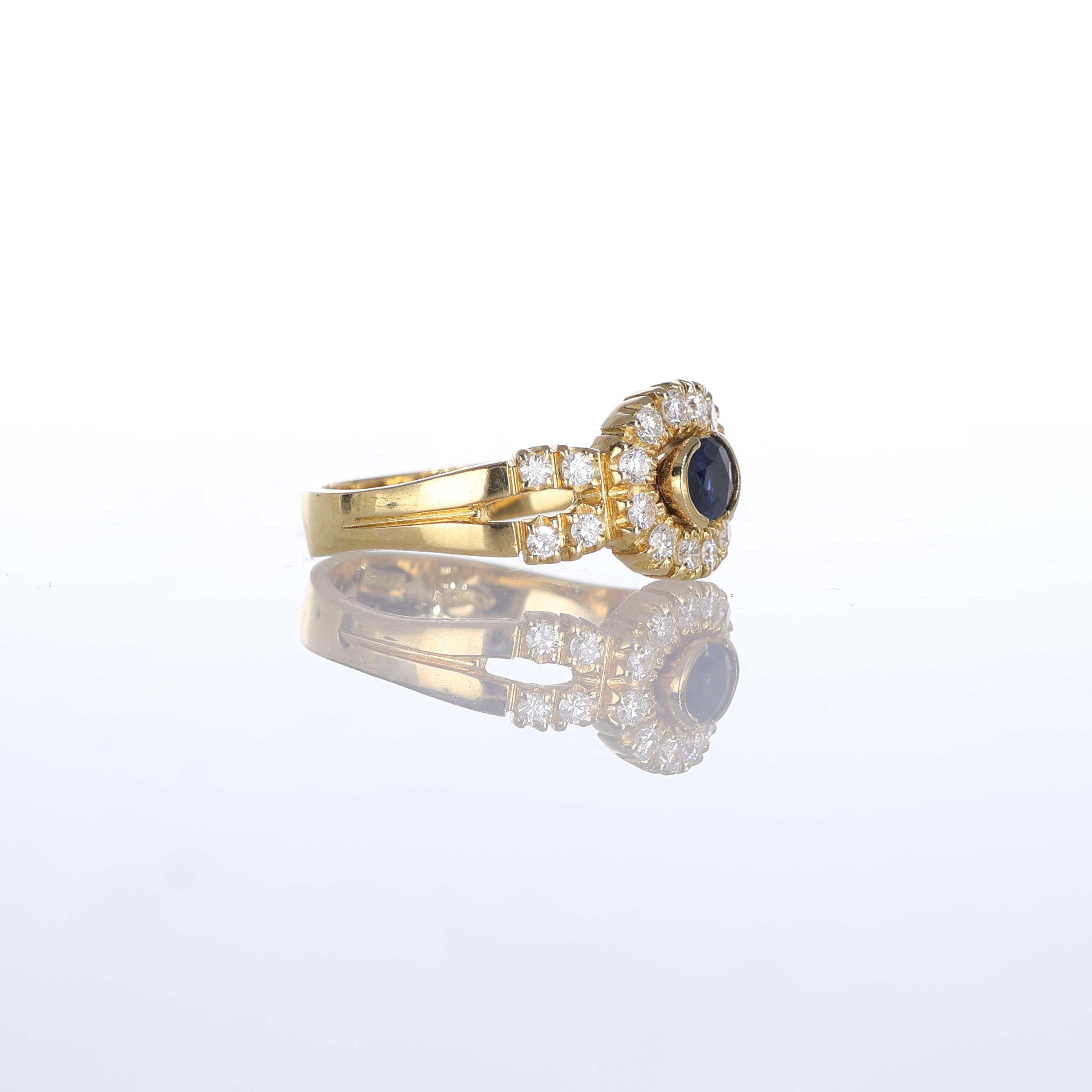 Brilliant Cut 18kt Yellow Gold Ring with Oval Sapphire and Diamond Halo For Sale