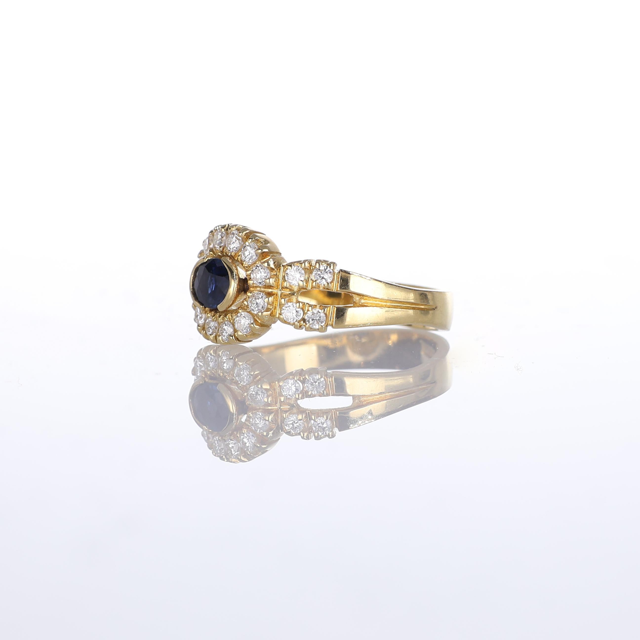 18kt Yellow Gold Ring with Oval Sapphire and Diamond Halo In New Condition For Sale In Bergamo, BG