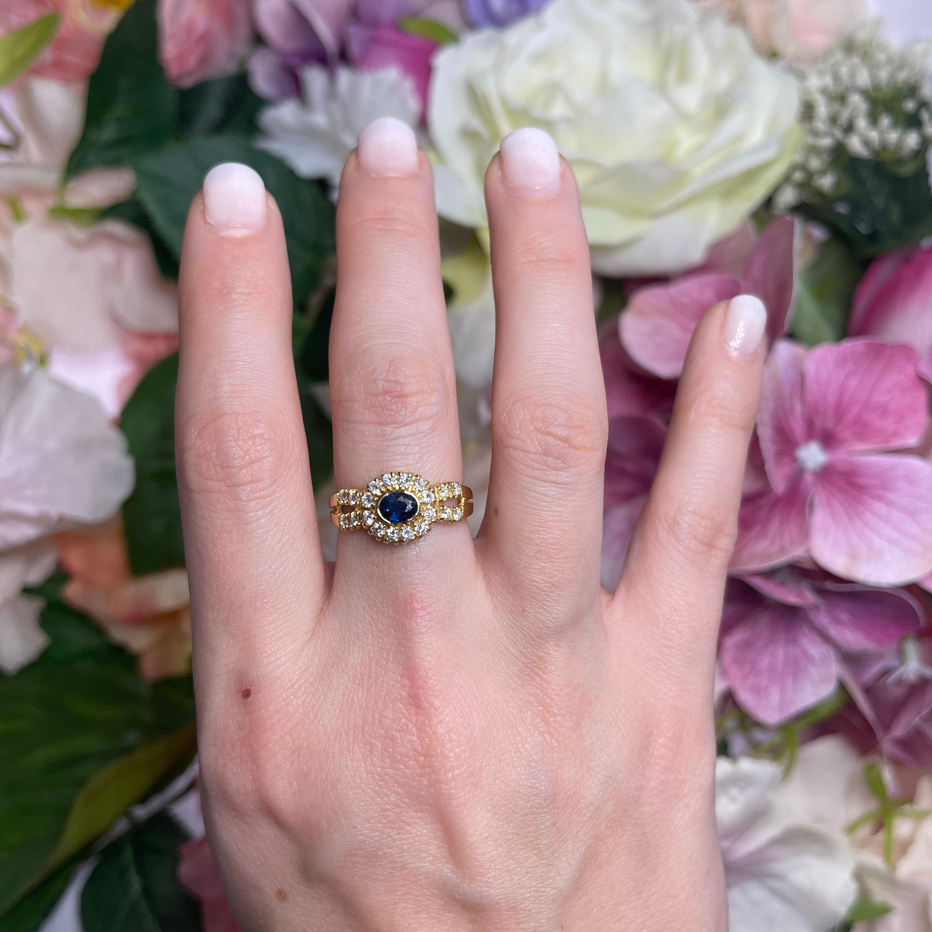 18kt Yellow Gold Ring with Oval Sapphire and Diamond Halo For Sale 3