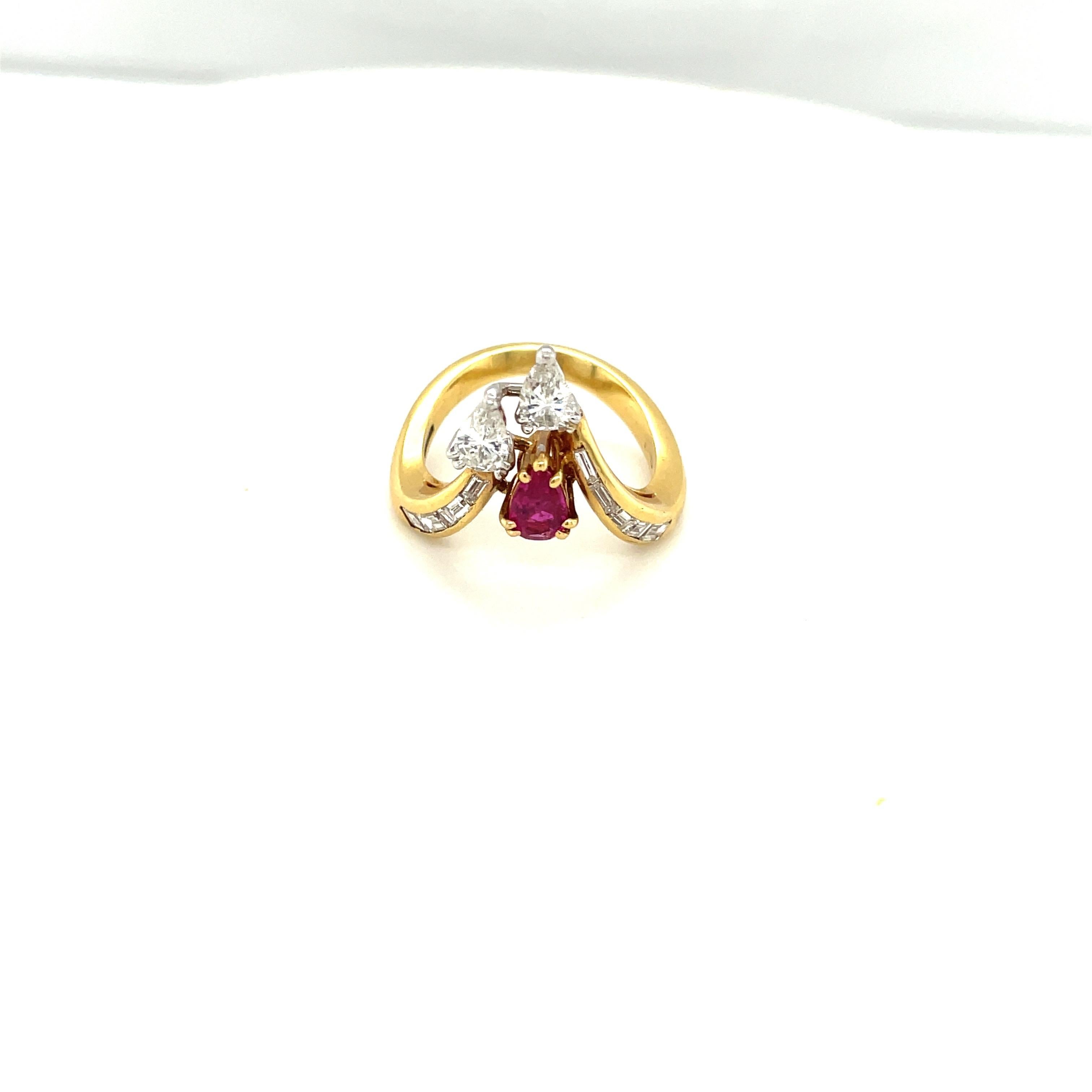 Classic 18 karat yellow gold ring. This 