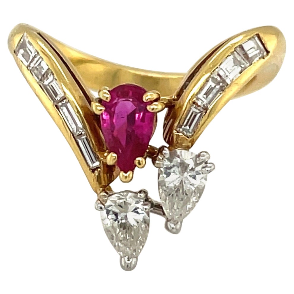 Anello in oro giallo 18KT con diamante a pera e baguette da 0,90 carati e 0,51 carati. Rubino