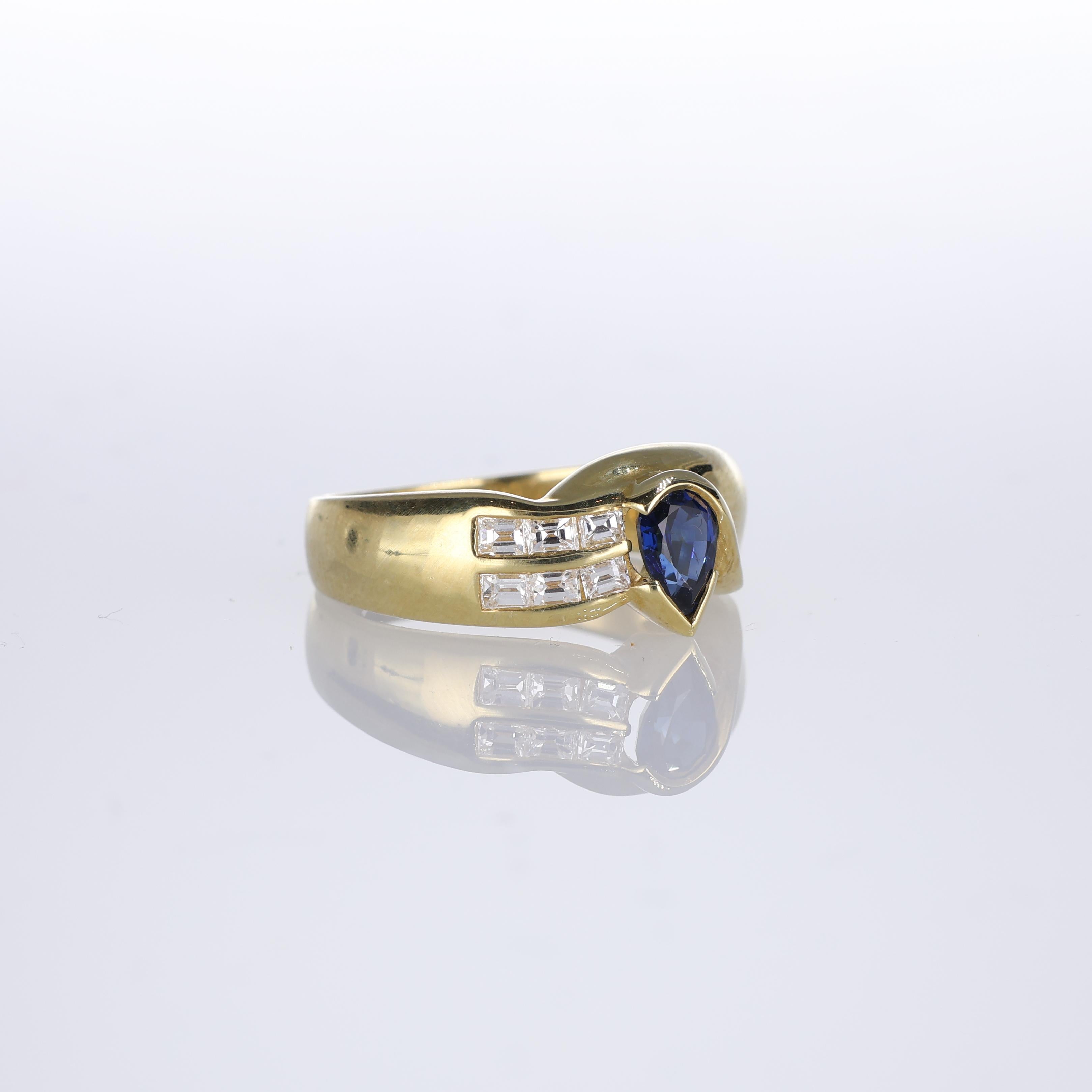 Brilliant Cut 18kt Yellow Gold Ring with Pear-Cut Sapphire and Baguette Diamonds For Sale