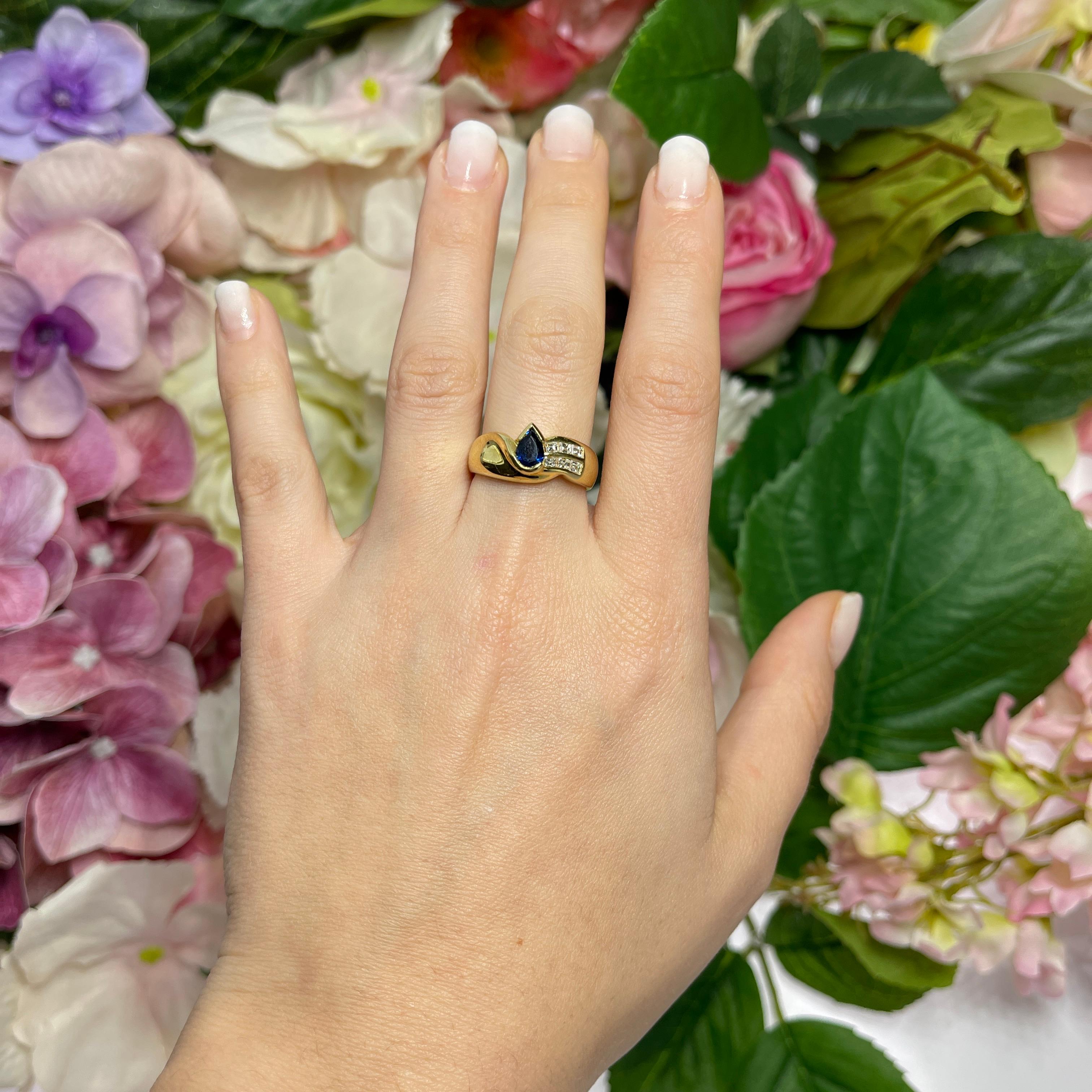 18kt Yellow Gold Ring with Pear-Cut Sapphire and Baguette Diamonds For Sale 1