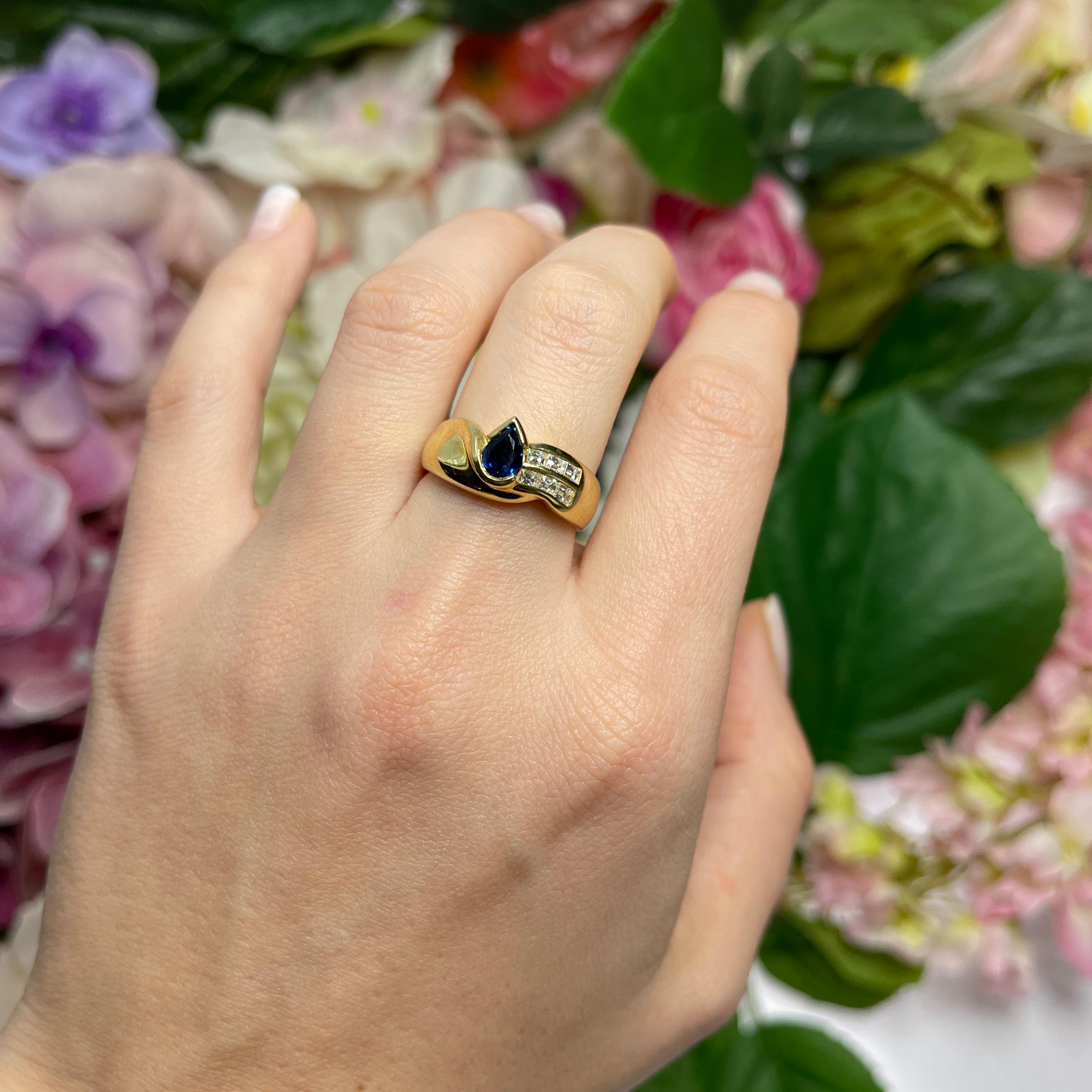 18kt Yellow Gold Ring with Pear-Cut Sapphire and Baguette Diamonds For Sale 2