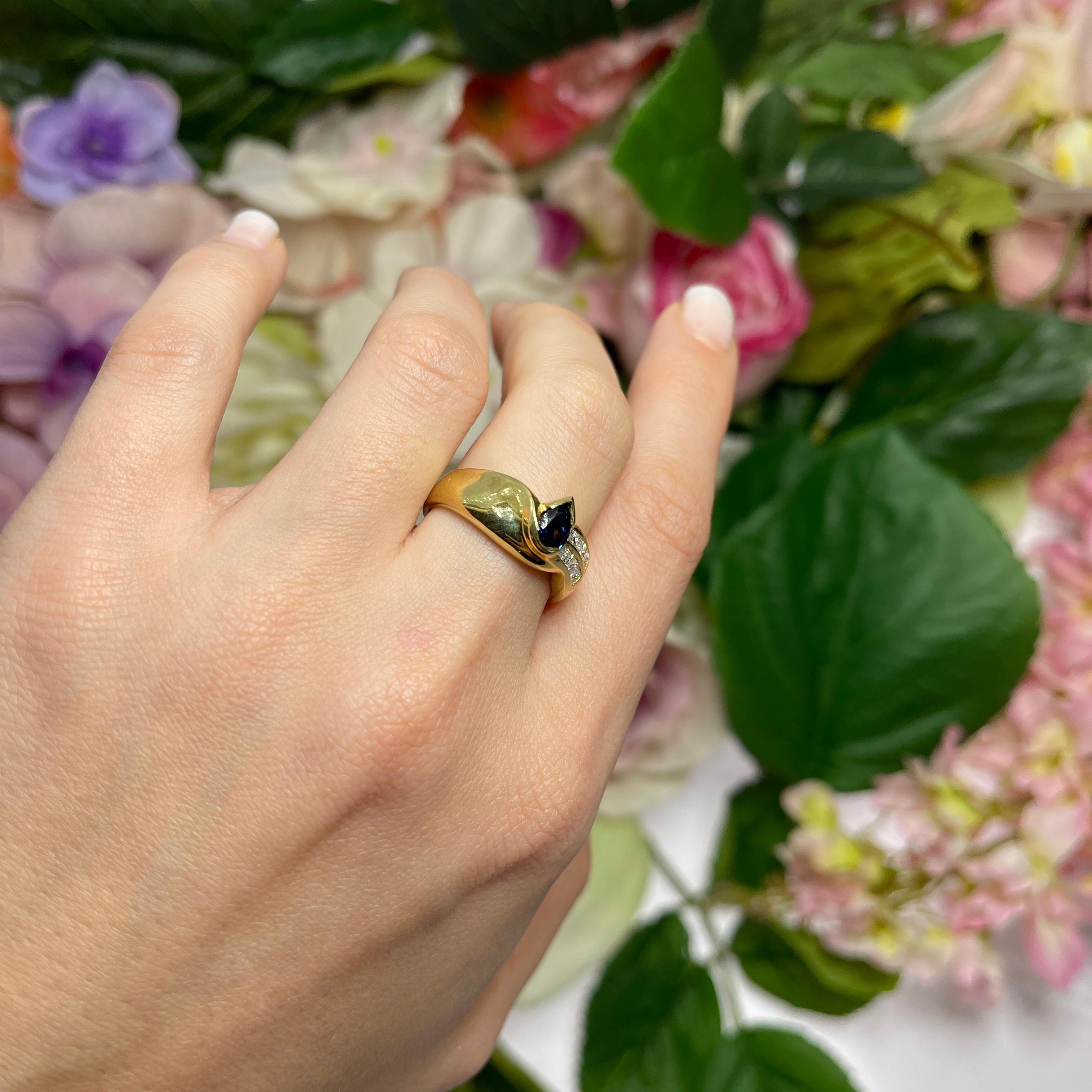 18kt Yellow Gold Ring with Pear-Cut Sapphire and Baguette Diamonds For Sale 4