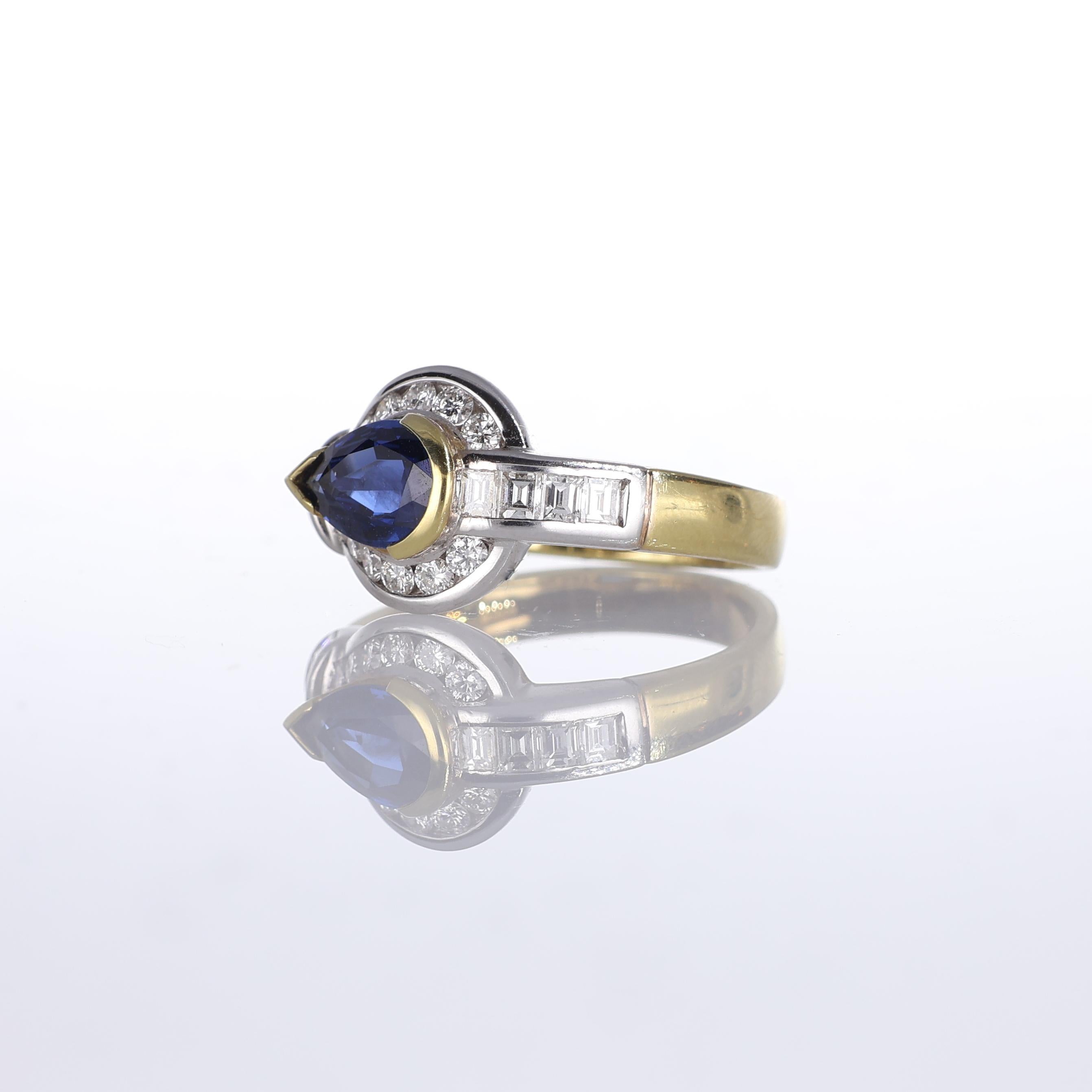 18kt Yellow Gold Ring with Pear-Cut Sapphire and Diamond Frame In New Condition For Sale In Bergamo, BG