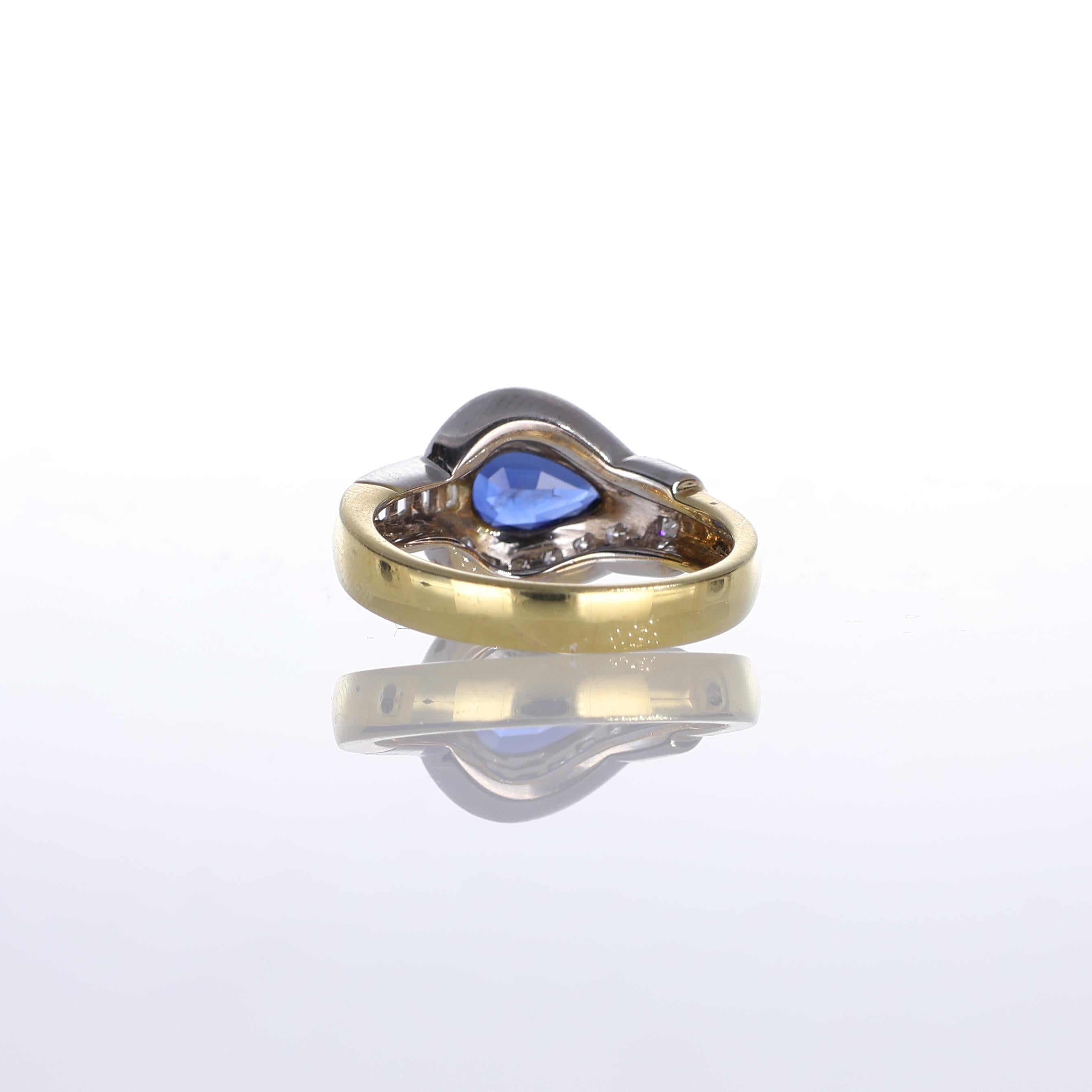 Women's or Men's 18kt Yellow Gold Ring with Pear-Cut Sapphire and Diamond Frame For Sale