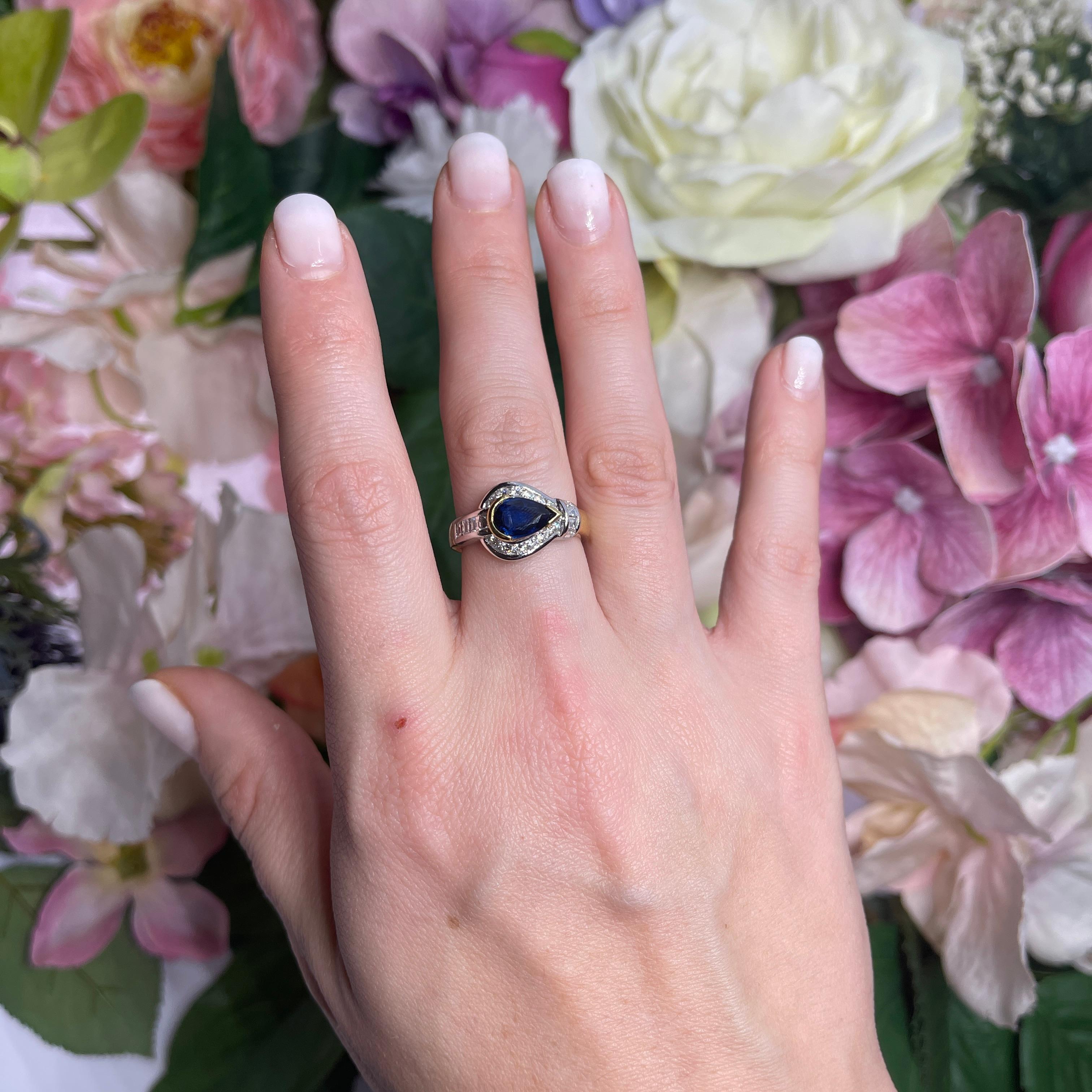 18kt Yellow Gold Ring with Pear-Cut Sapphire and Diamond Frame For Sale 1