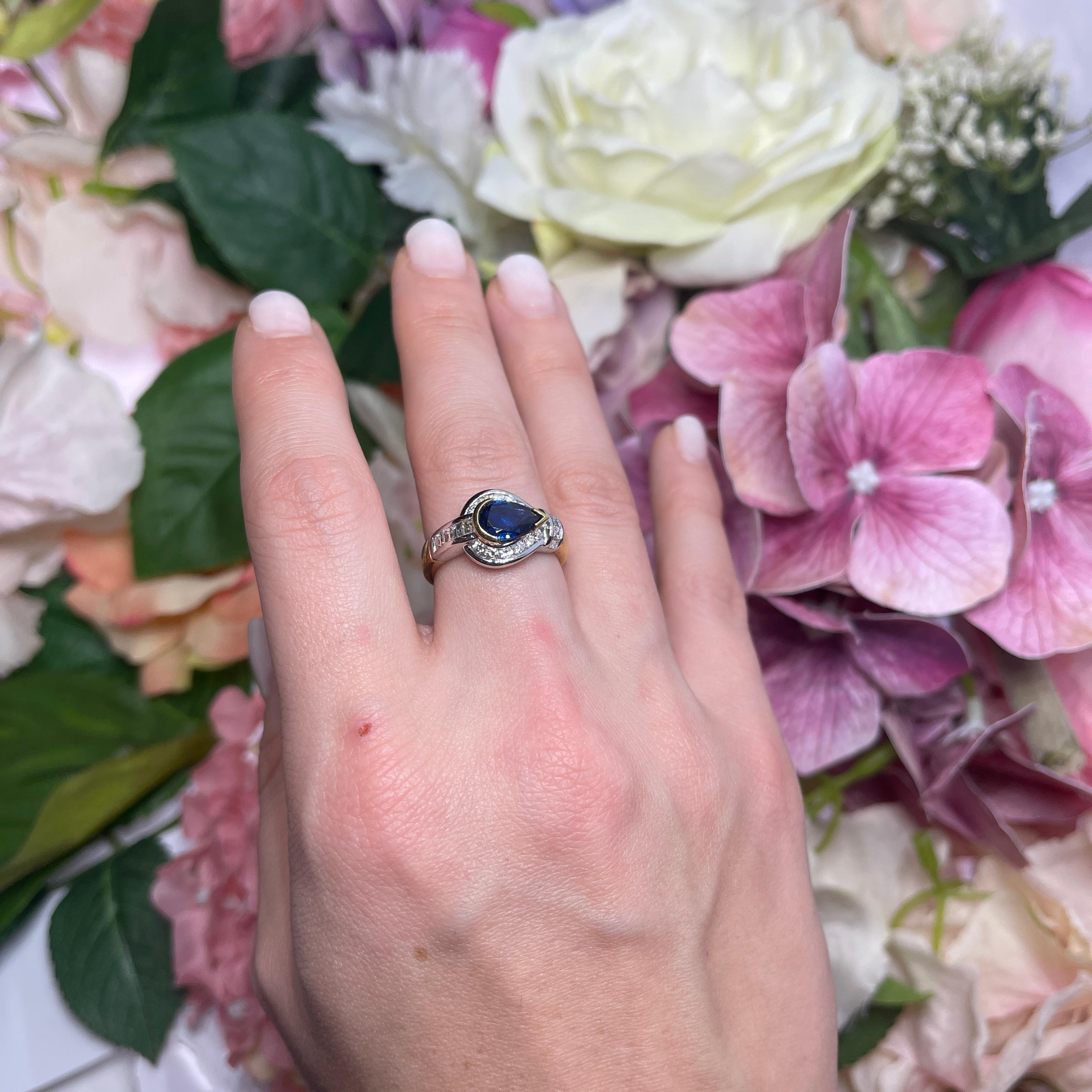 18kt Yellow Gold Ring with Pear-Cut Sapphire and Diamond Frame For Sale 2