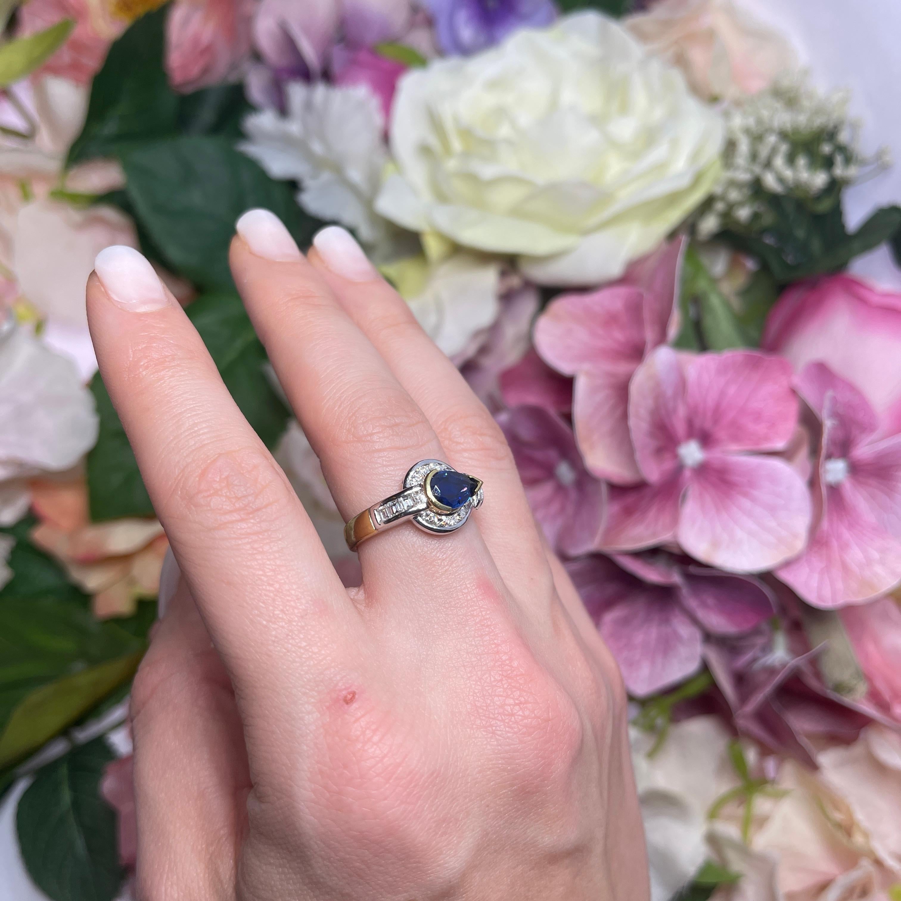 18kt Yellow Gold Ring with Pear-Cut Sapphire and Diamond Frame For Sale 3