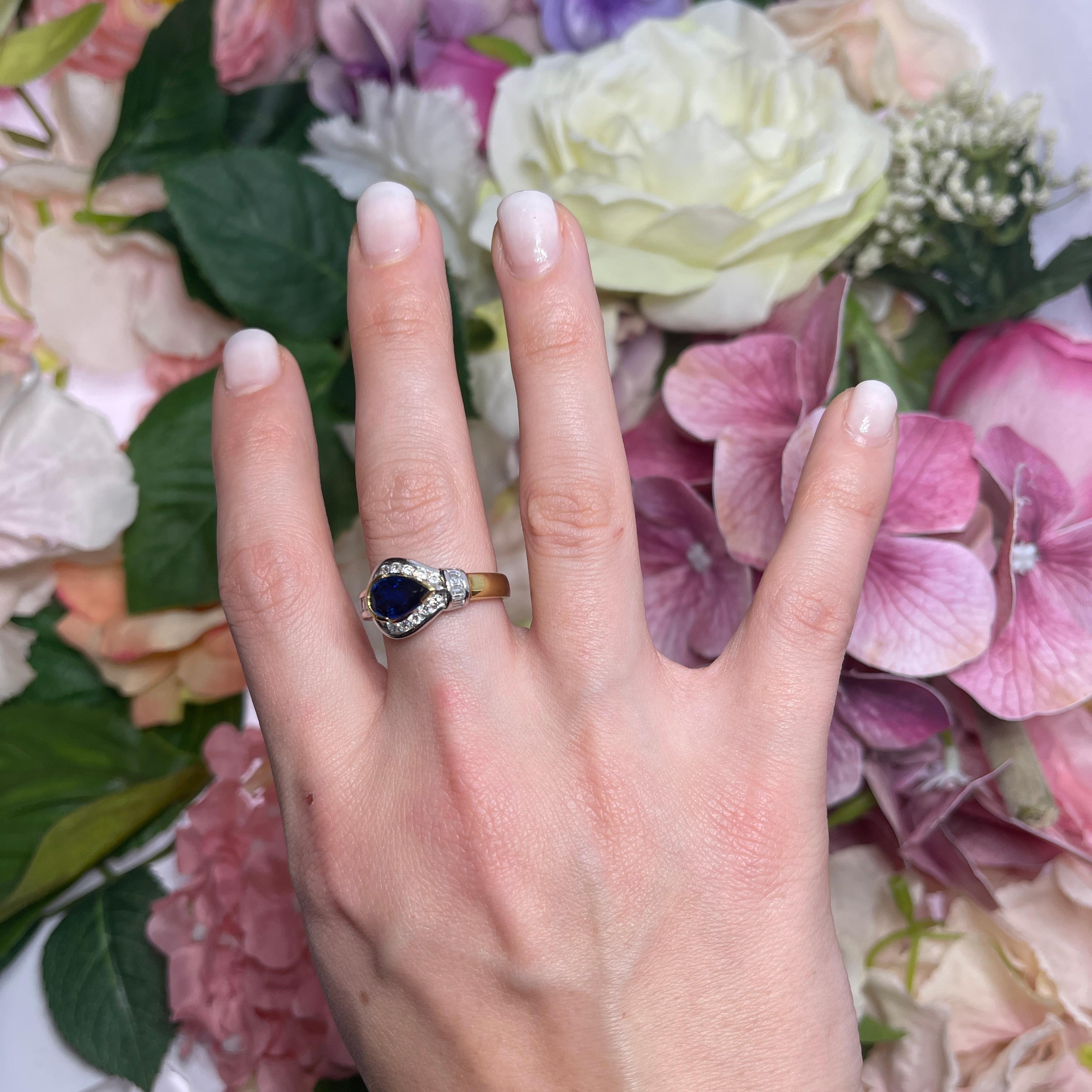 18kt Yellow Gold Ring with Pear-Cut Sapphire and Diamond Frame For Sale 4