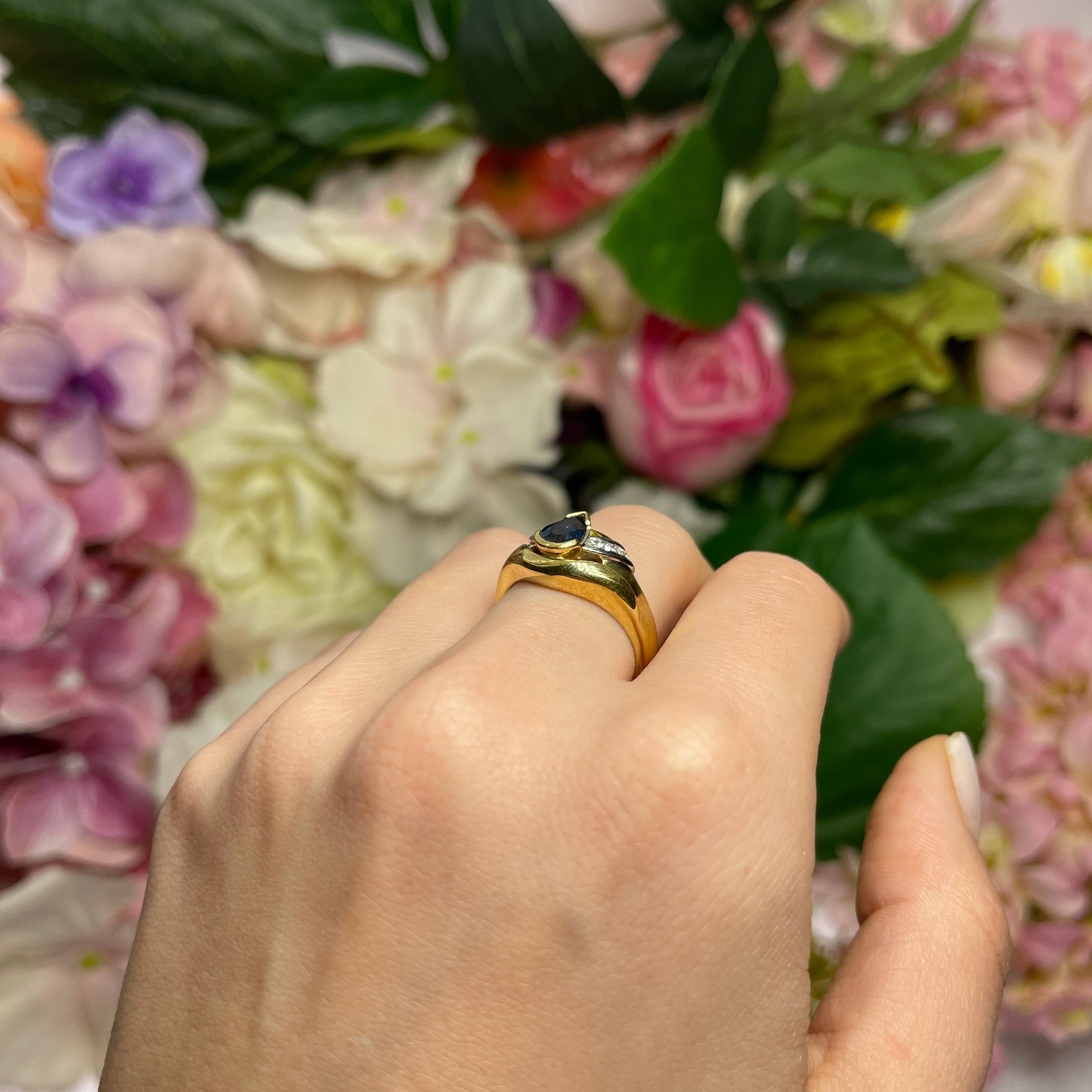 18kt Yellow Gold Ring with Pear-Cut Sapphire and Diamonds For Sale 5