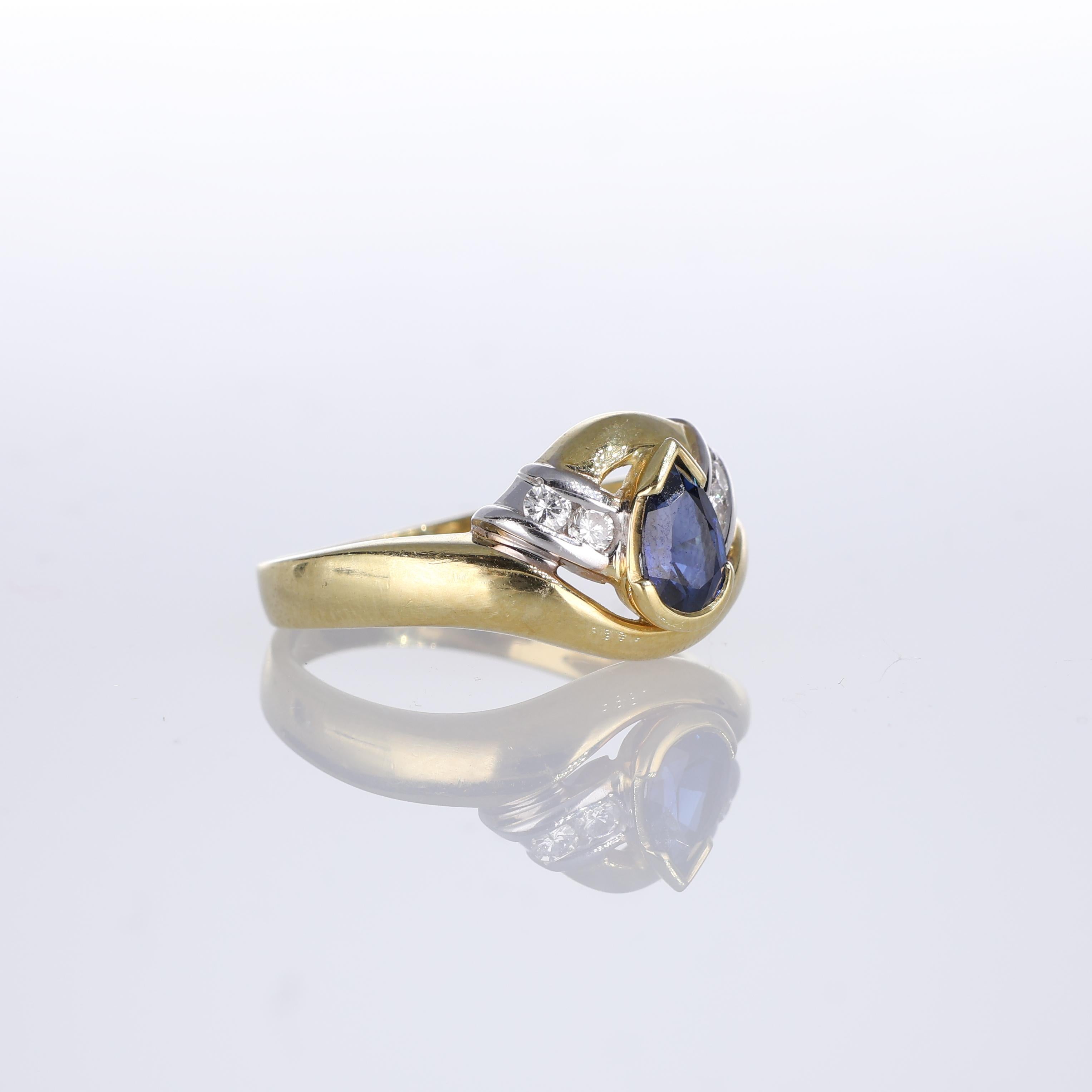Brilliant Cut 18kt Yellow Gold Ring with Pear-Cut Sapphire and Diamonds For Sale