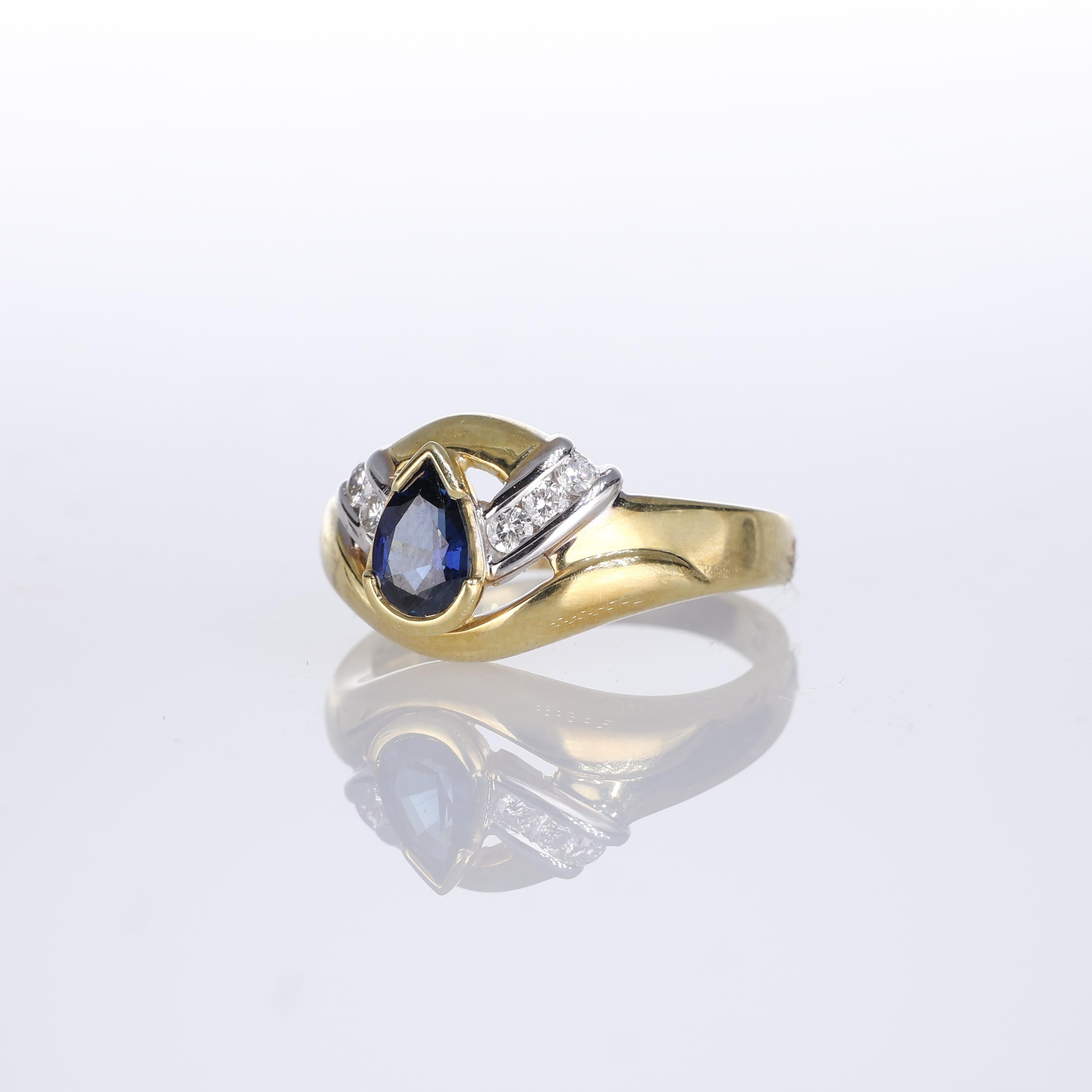 18kt Yellow Gold Ring with Pear-Cut Sapphire and Diamonds In New Condition For Sale In Bergamo, BG