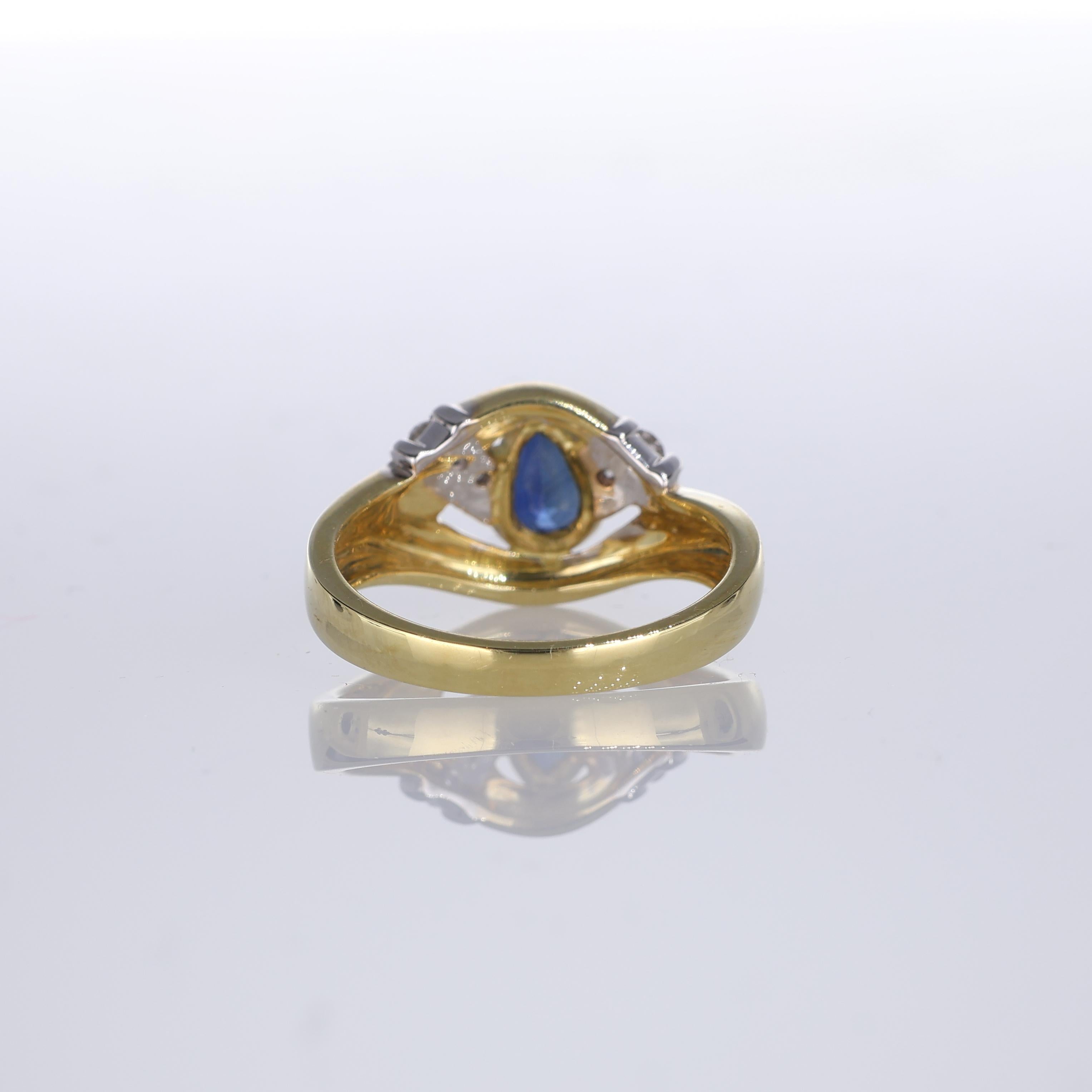 Women's or Men's 18kt Yellow Gold Ring with Pear-Cut Sapphire and Diamonds For Sale